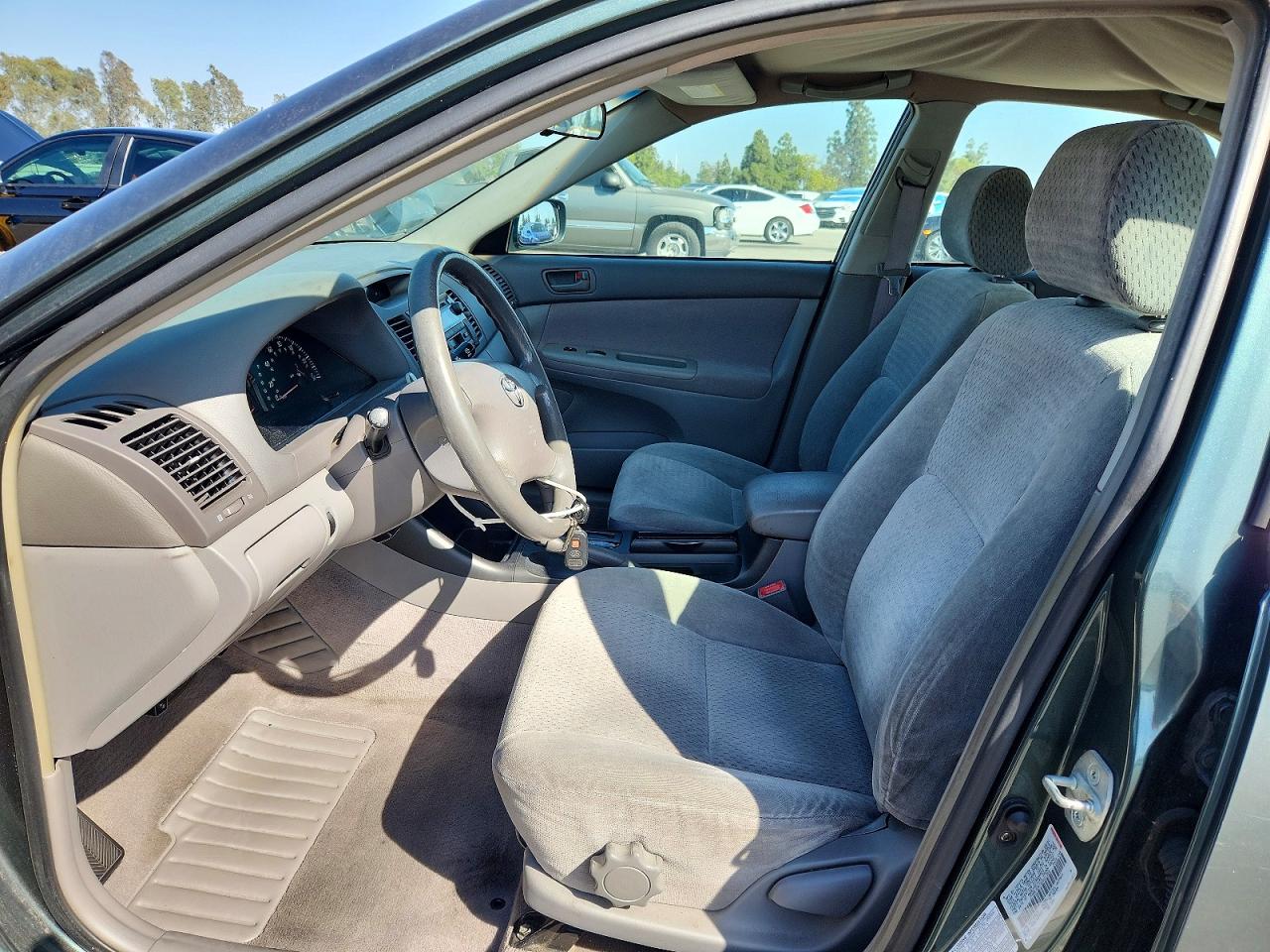 2002 Toyota Camry Le Green vin: JTDBE32K720021568