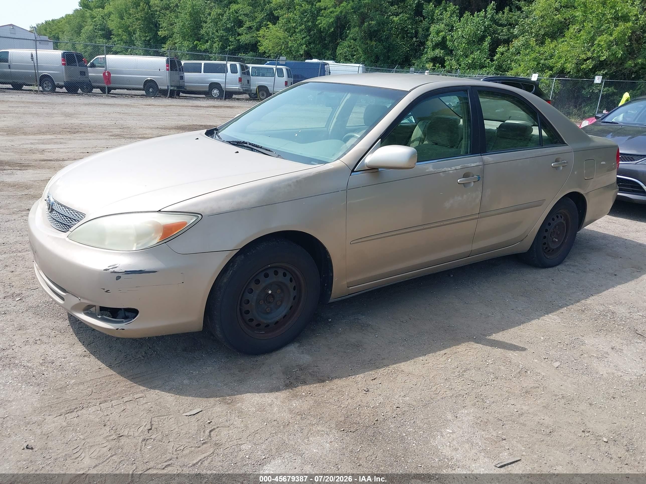 2002 Toyota Camry Le Золотой vin: JTDBE32K720049743
