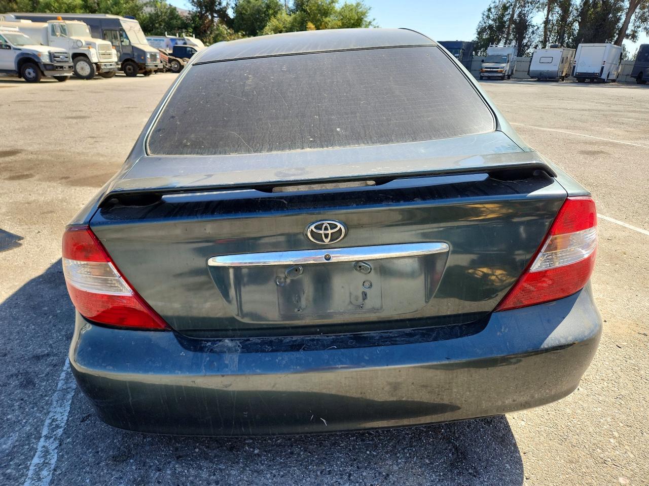 2002 Toyota Camry Le Green vin: JTDBE32K720136672