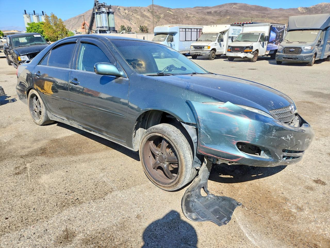 2002 Toyota Camry Le Green vin: JTDBE32K720136672