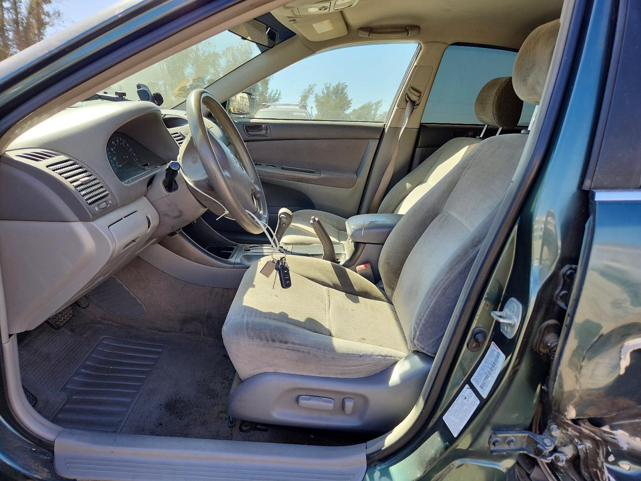 2002 Toyota Camry Le Green vin: JTDBE32K720136672
