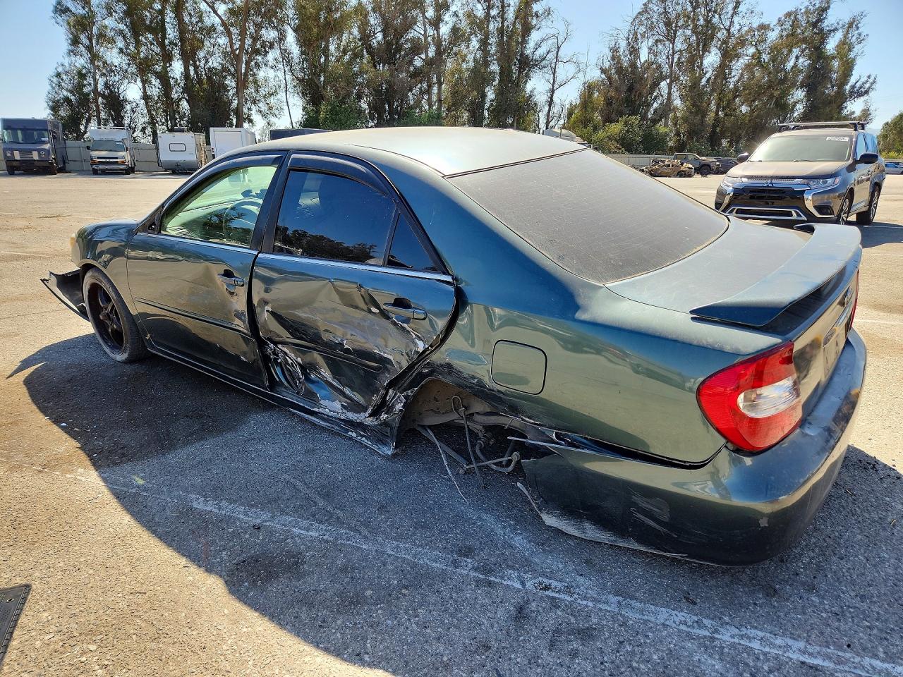2002 Toyota Camry Le Green vin: JTDBE32K720136672