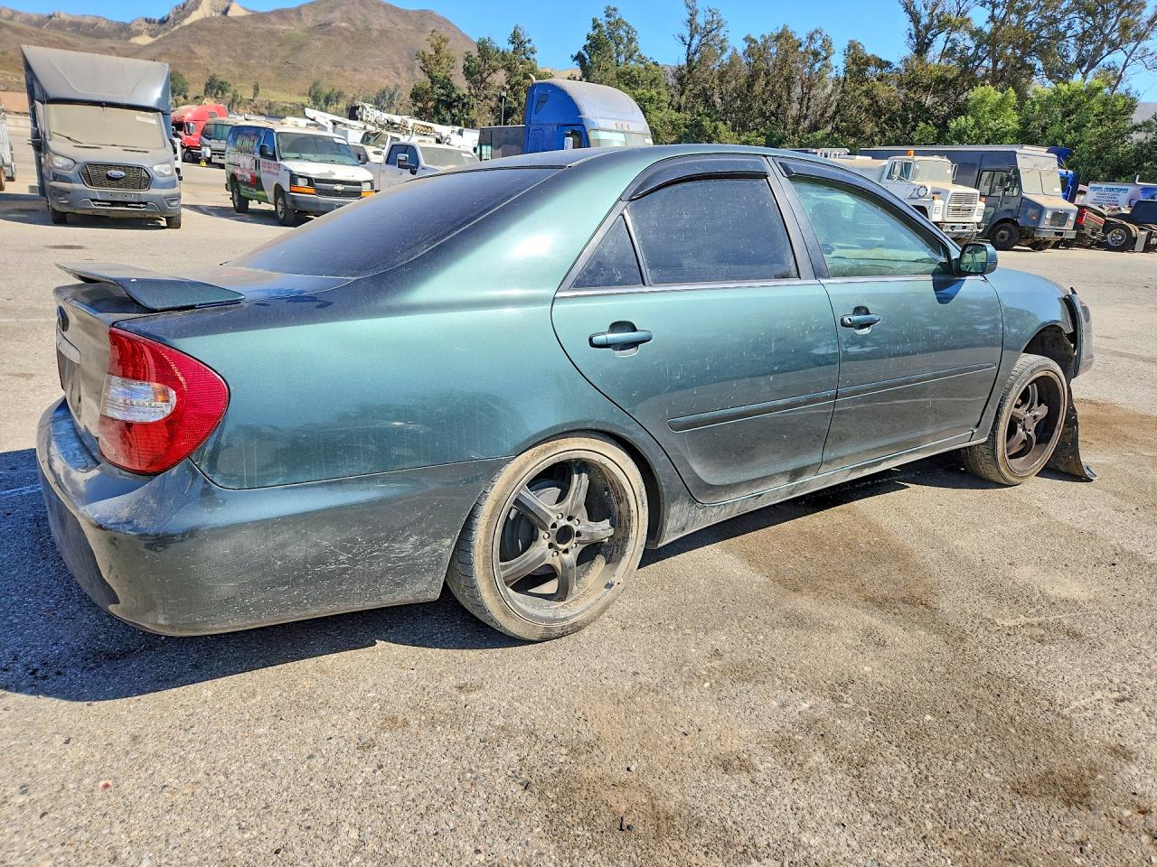 2002 Toyota Camry Le Green vin: JTDBE32K720136672