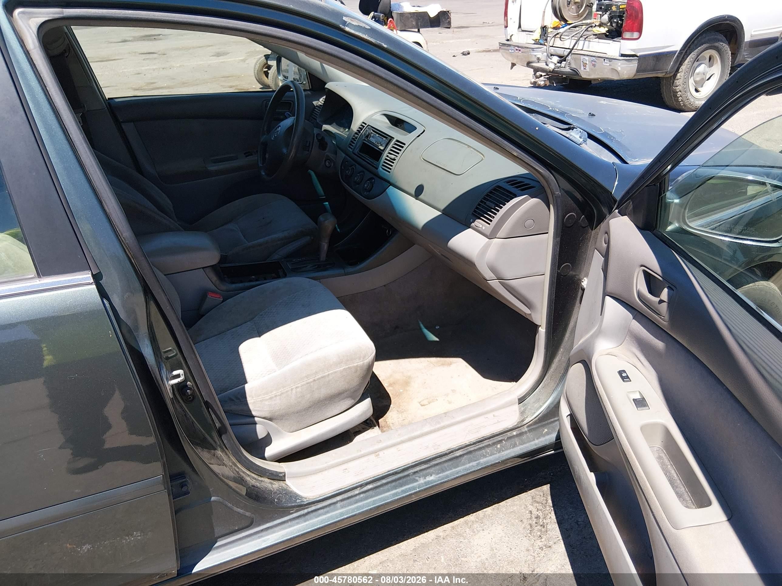 2002 Toyota Camry Le Green vin: JTDBE32K820017285