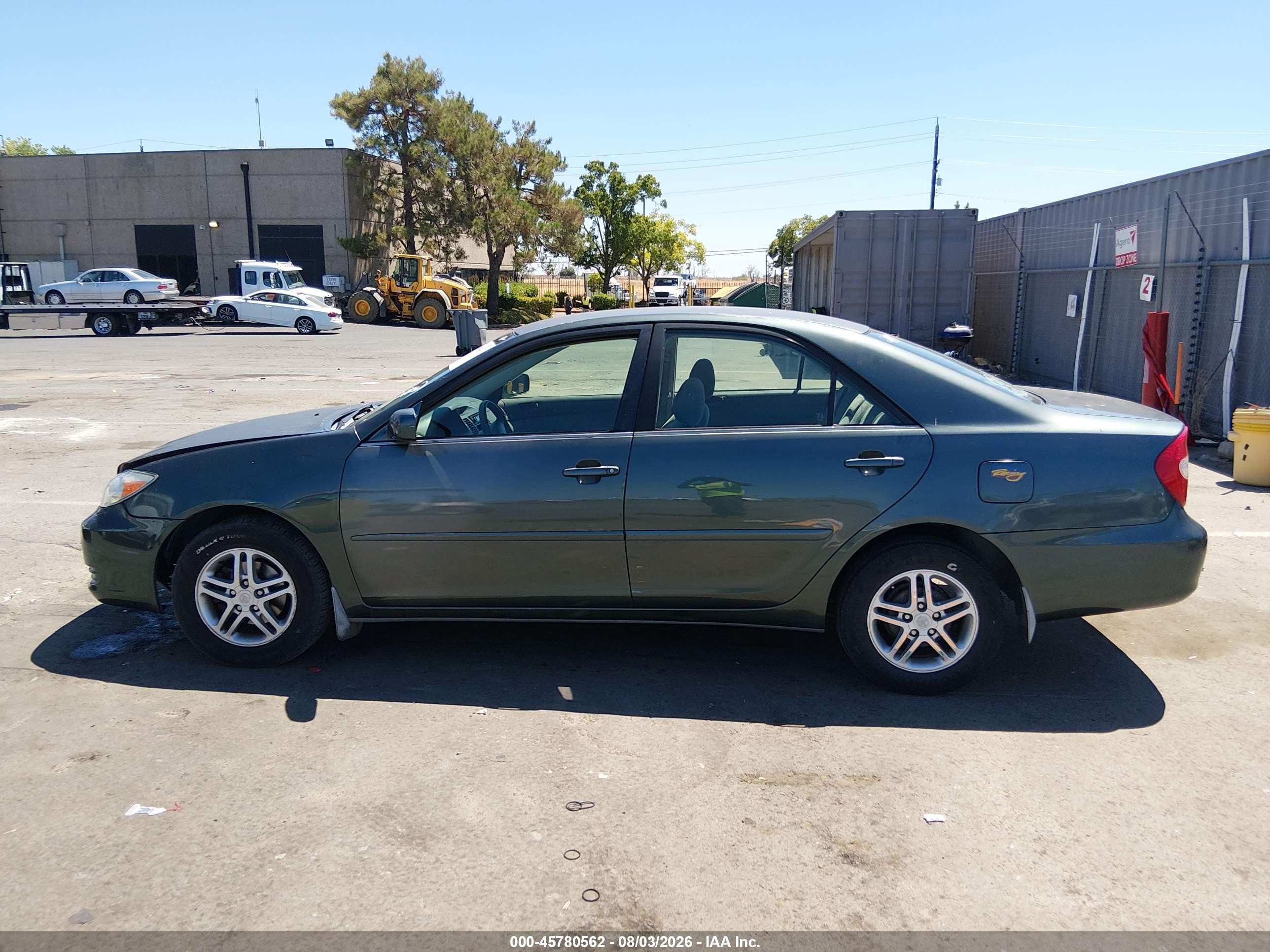 2002 Toyota Camry Le Green vin: JTDBE32K820017285