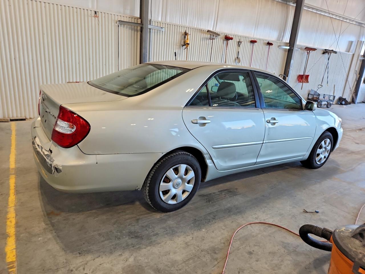 2002 Toyota Camry Le Silver vin: JTDBE32K820045555