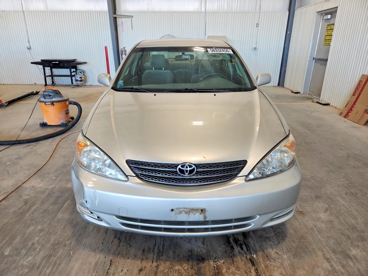 2002 Toyota Camry Le Silver vin: JTDBE32K820045555