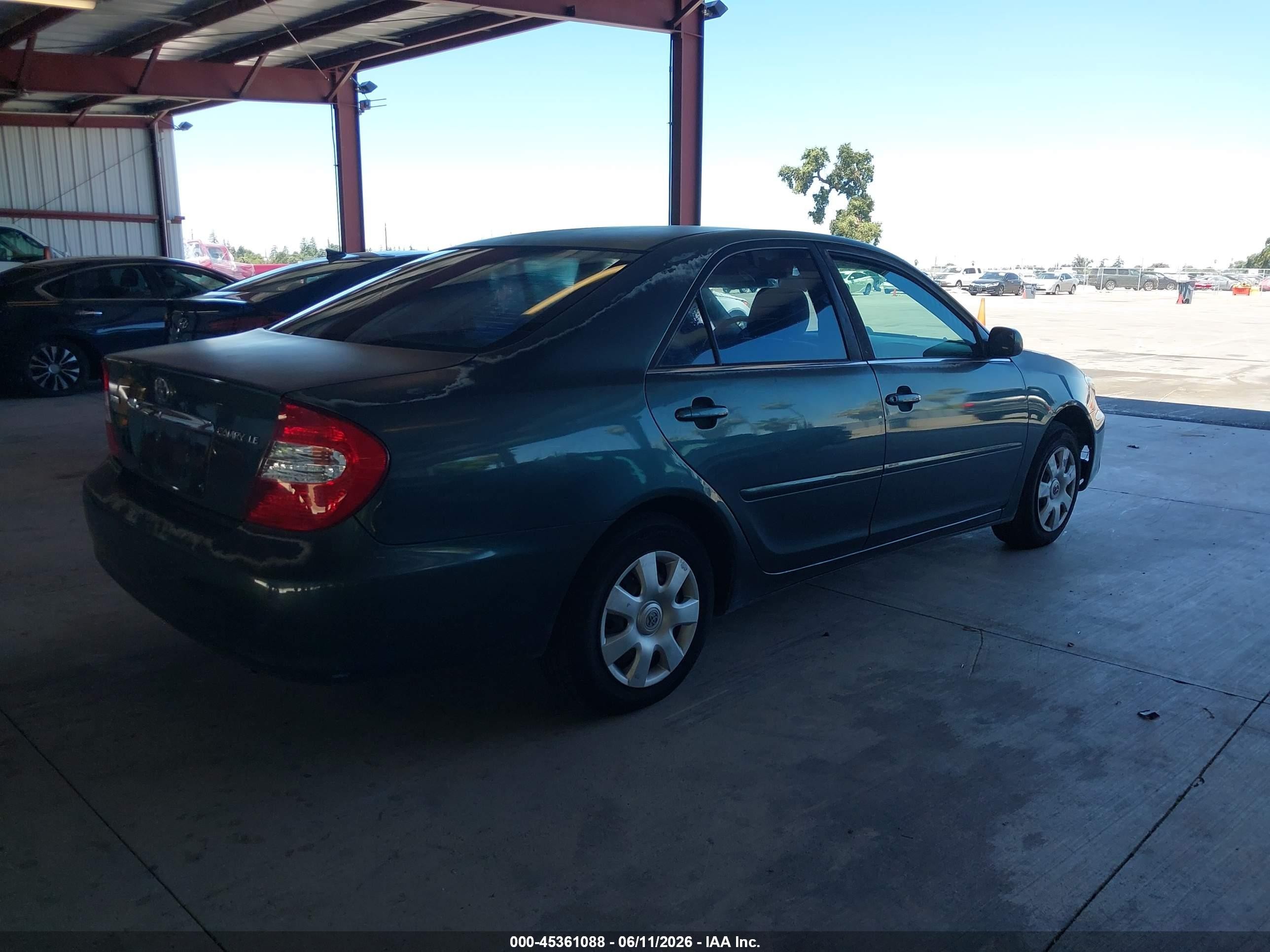 2002 Toyota Camry Le Green vin: JTDBE32K820068401