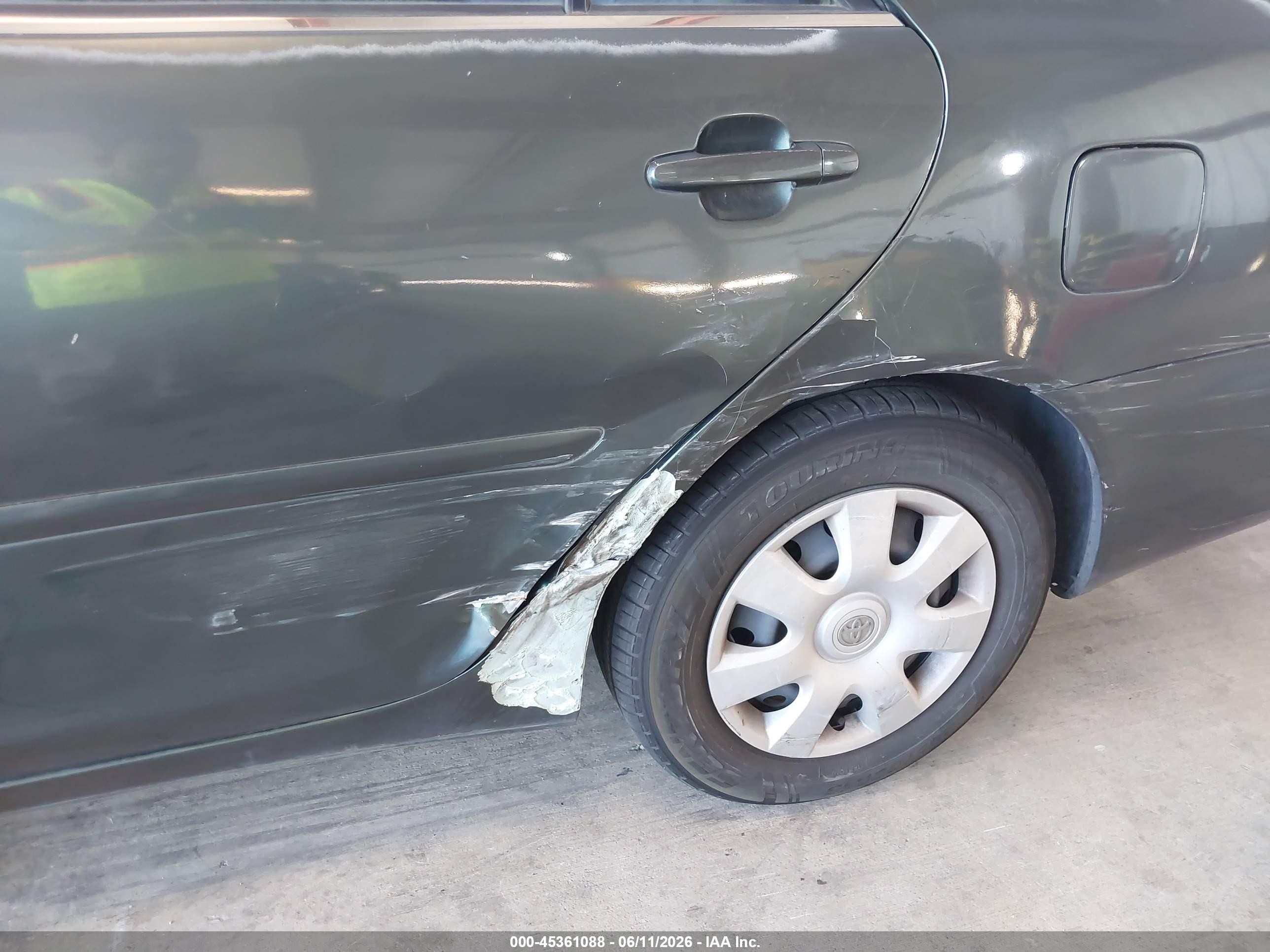 2002 Toyota Camry Le Green vin: JTDBE32K820068401