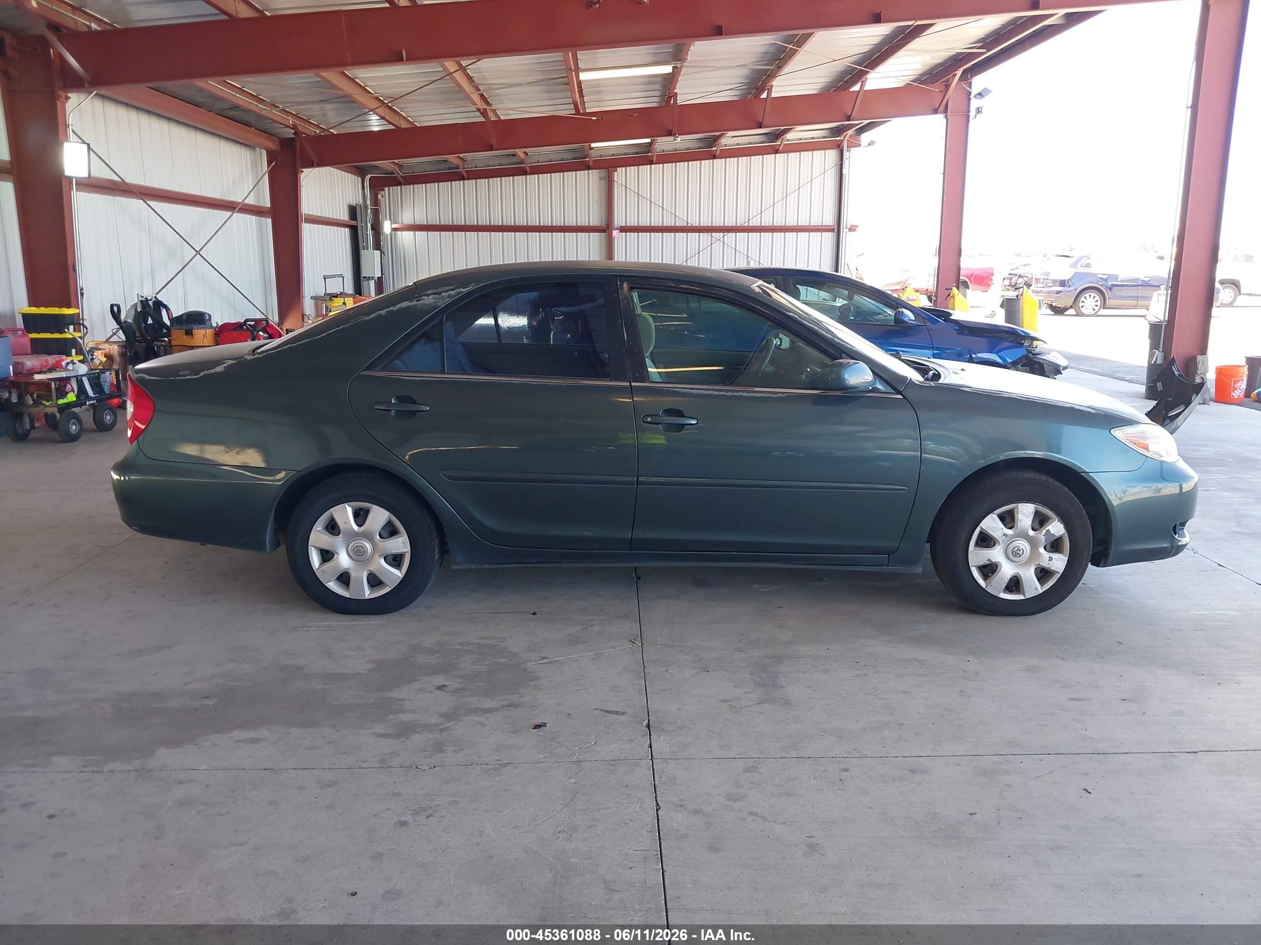 2002 Toyota Camry Le Green vin: JTDBE32K820068401