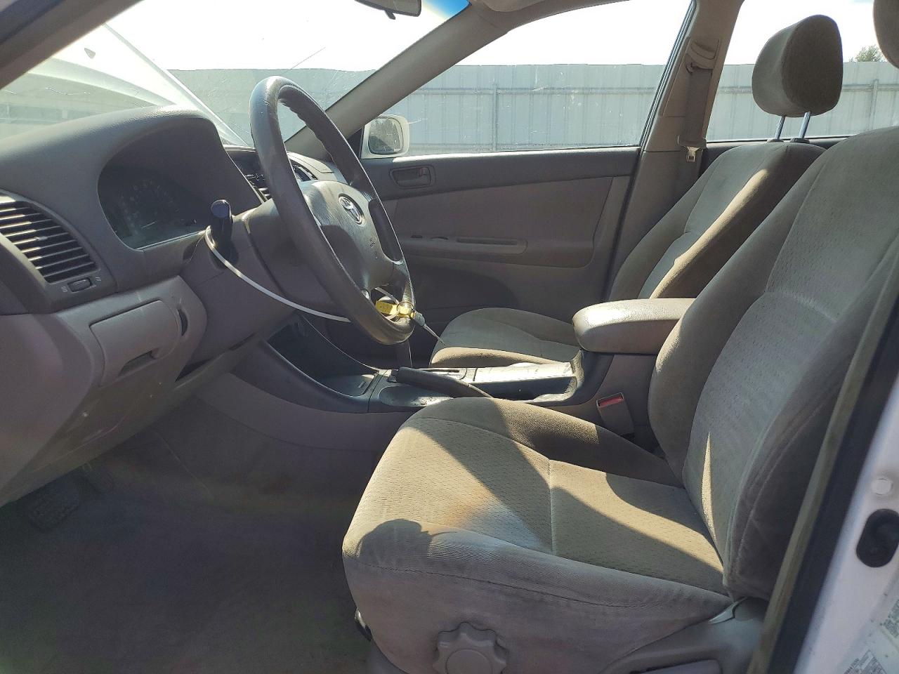 2002 Toyota Camry Le Белый vin: JTDBE32K820103664