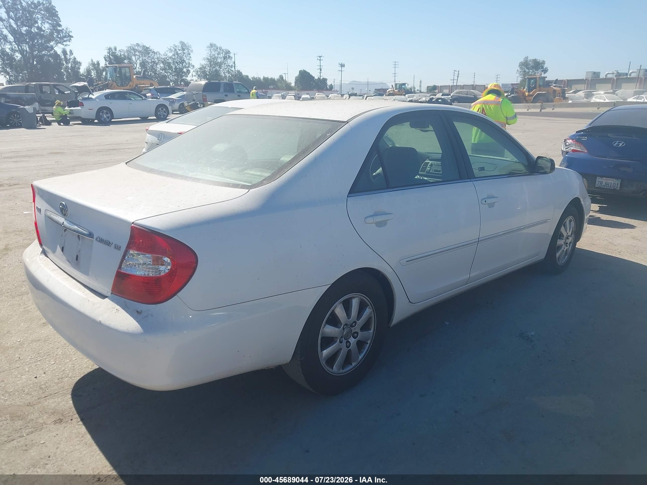 2003 Toyota Camry Xle Белый vin: JTDBE32K830238709