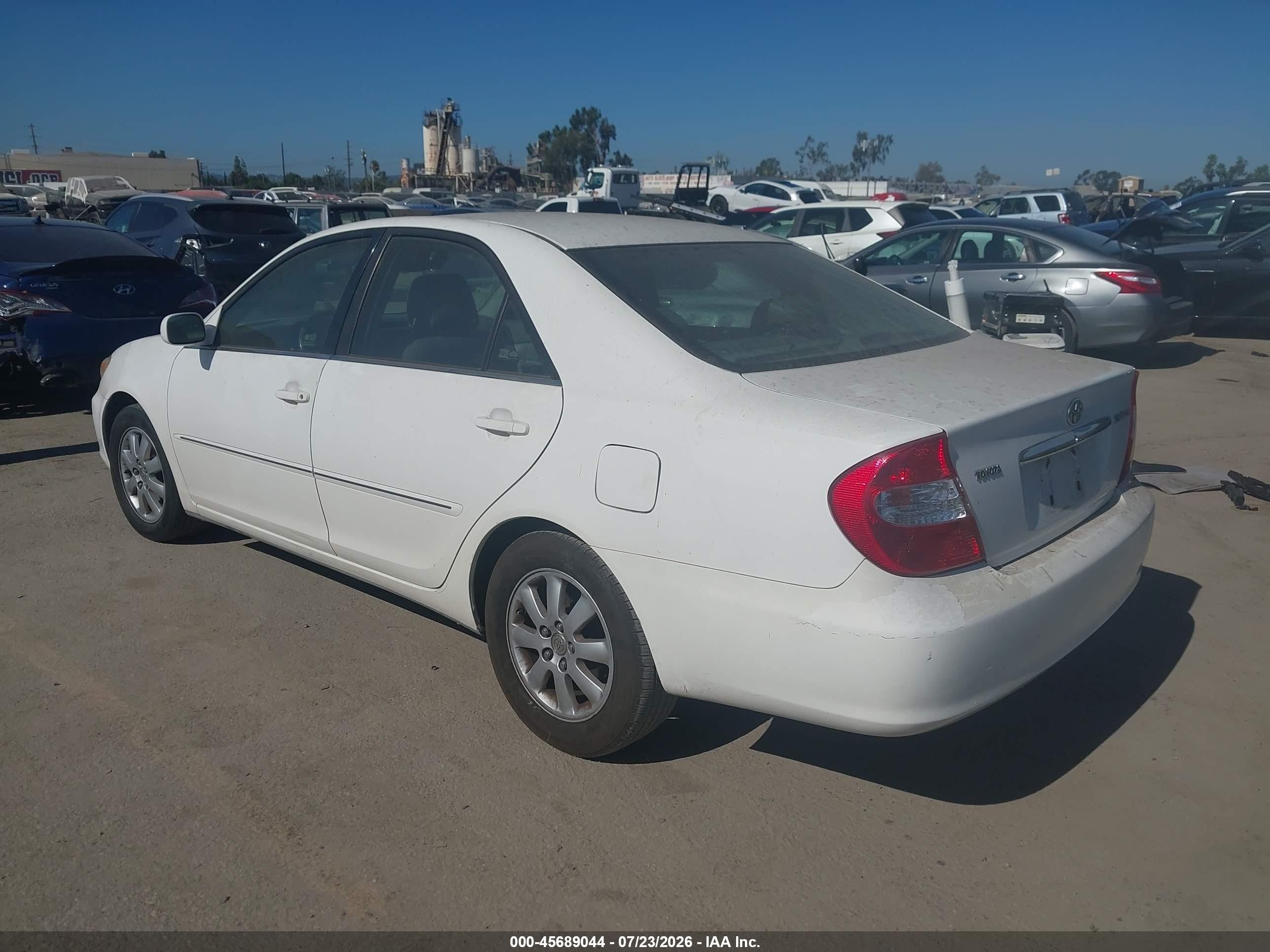 2003 Toyota Camry Xle Белый vin: JTDBE32K830238709