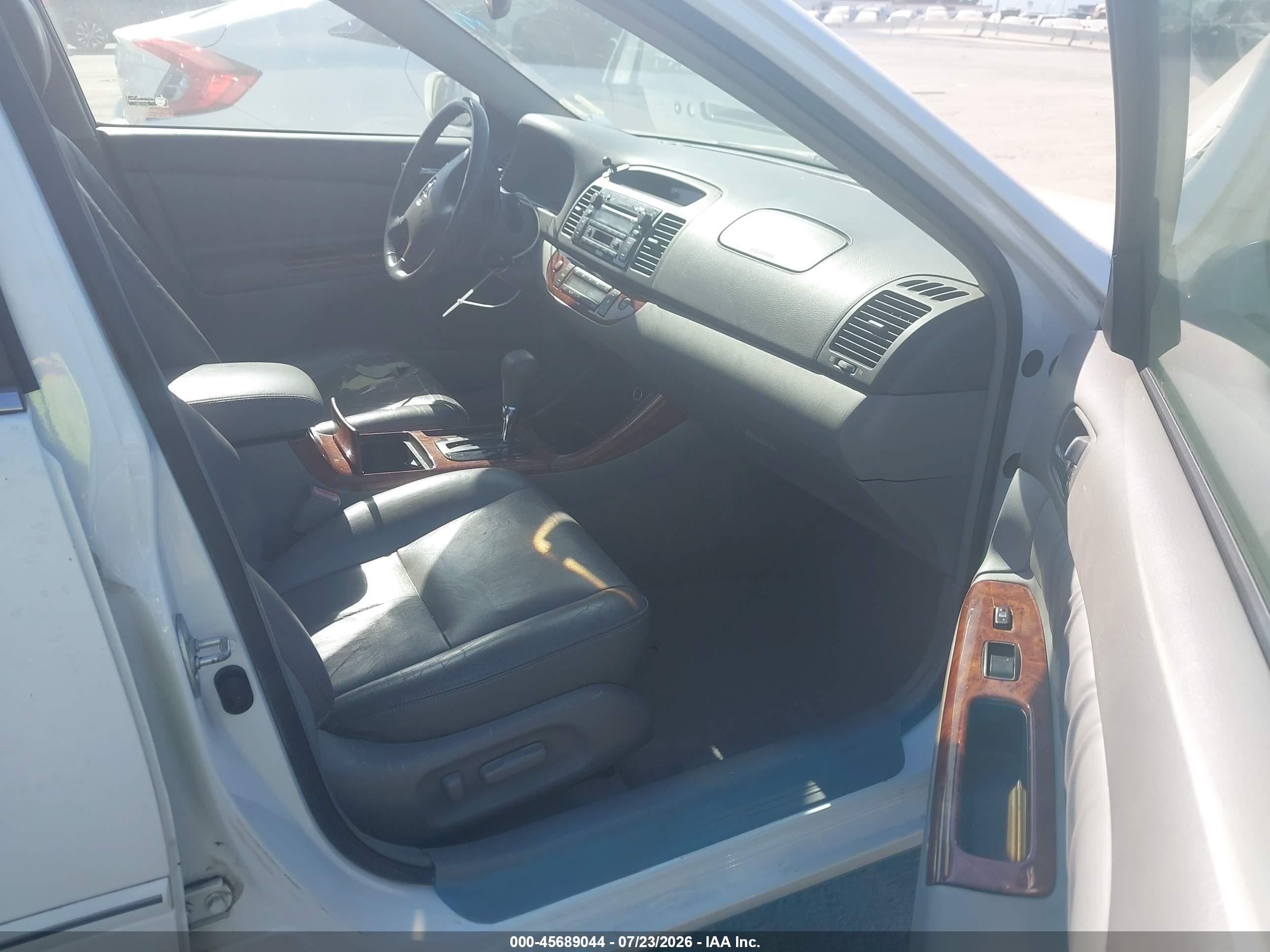 2003 Toyota Camry Xle Белый vin: JTDBE32K830238709