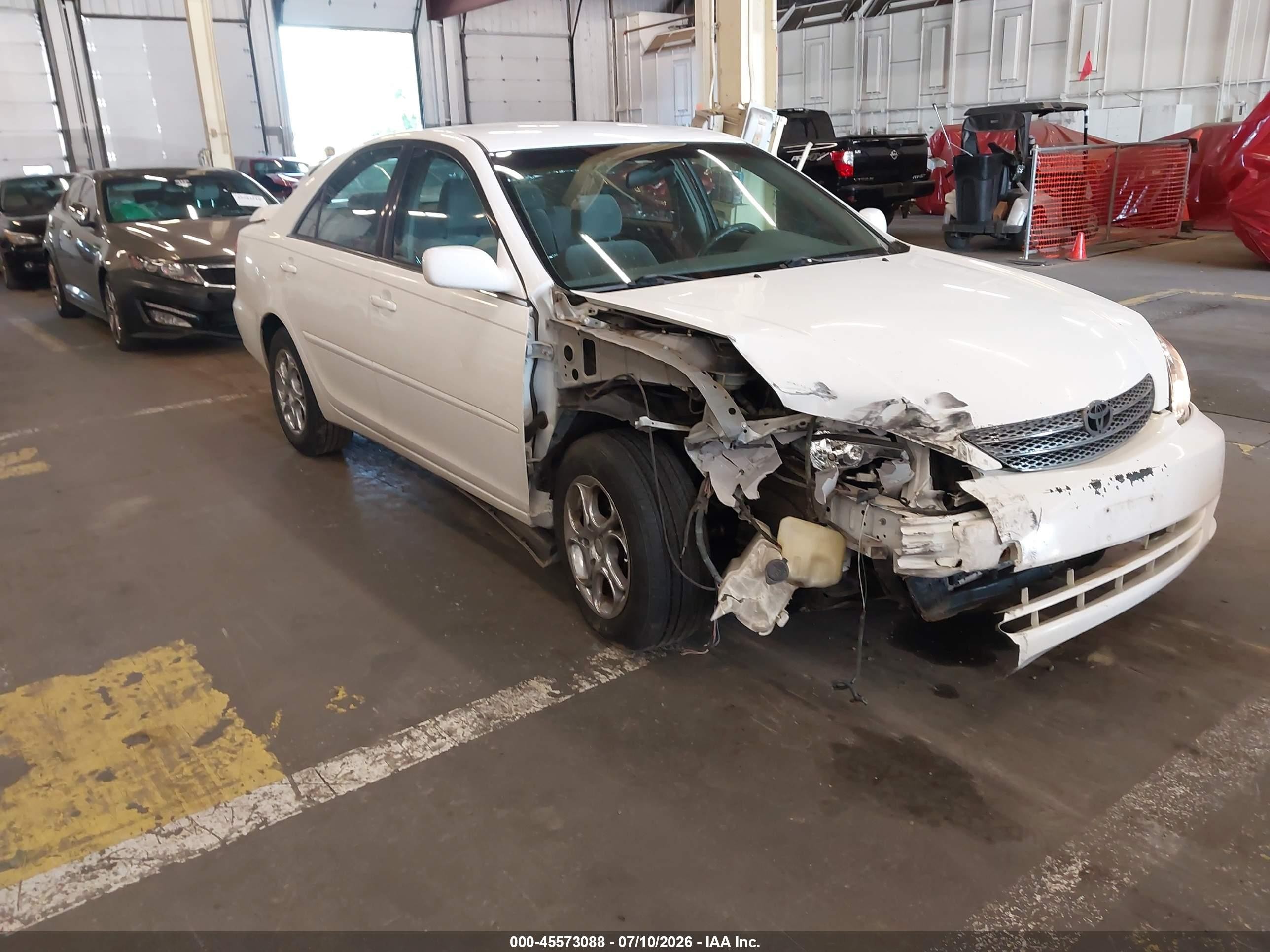 2002 Toyota Camry Le White vin: JTDBE32K920089533