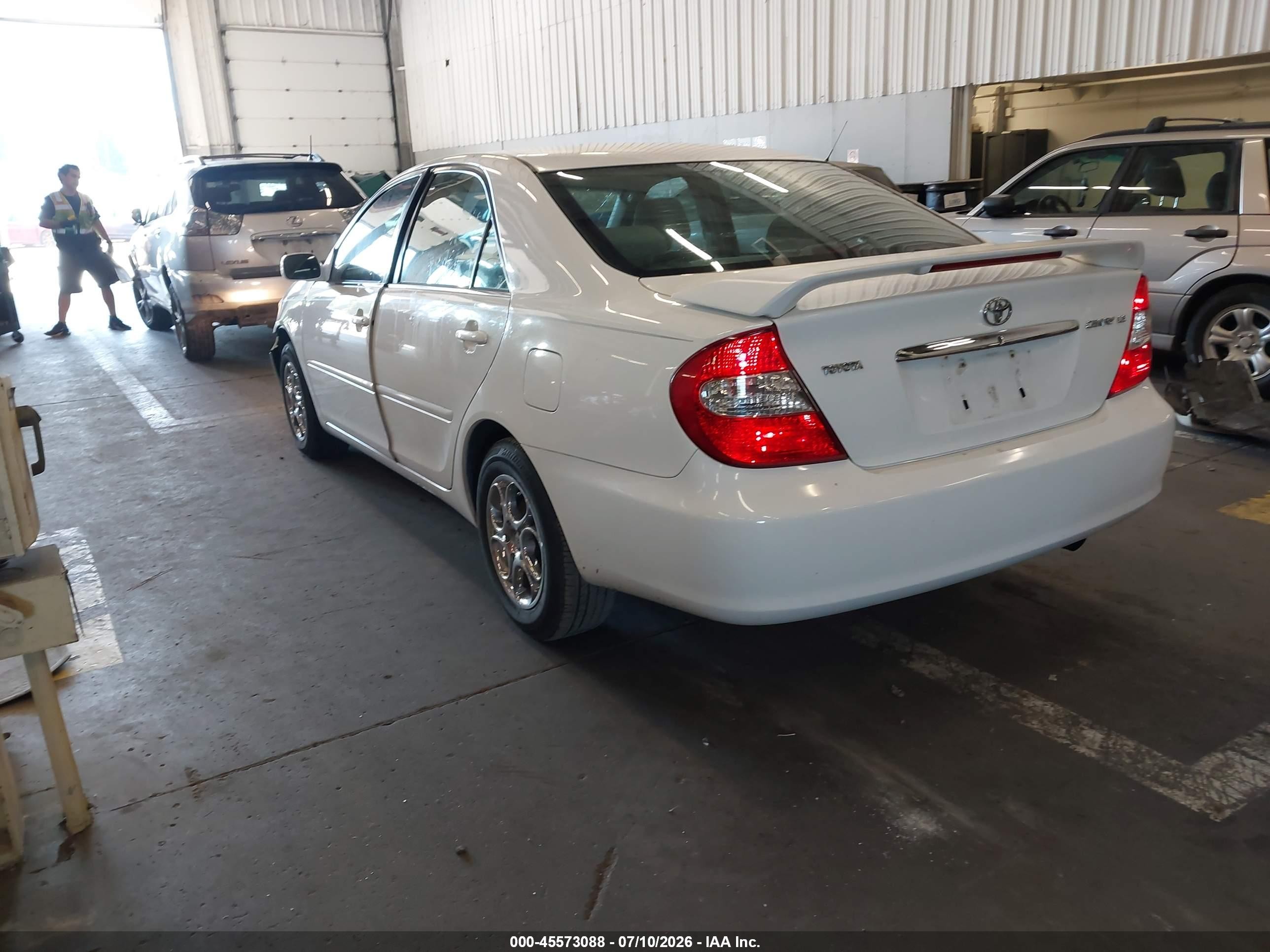 2002 Toyota Camry Le White vin: JTDBE32K920089533