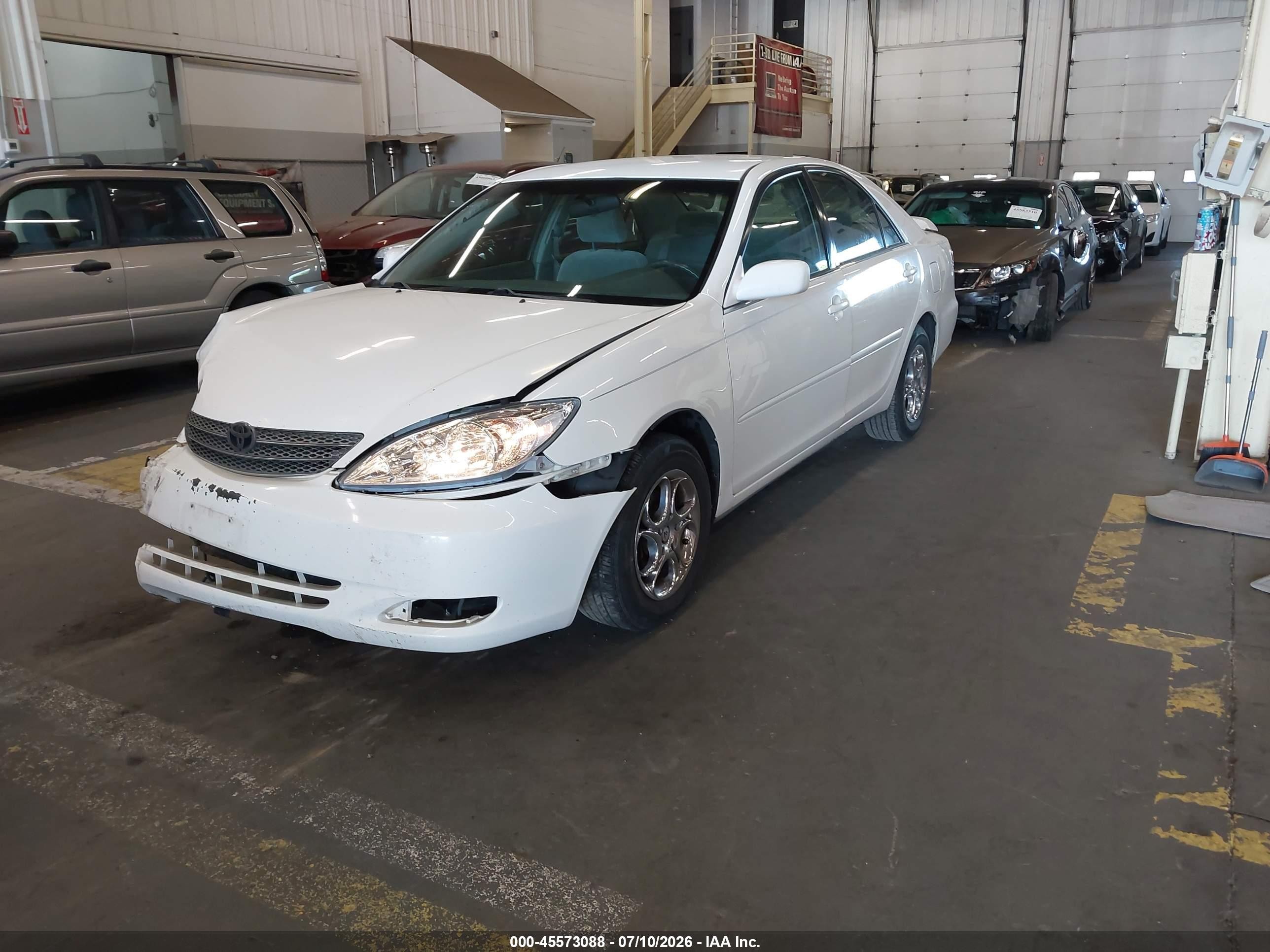 2002 Toyota Camry Le White vin: JTDBE32K920089533