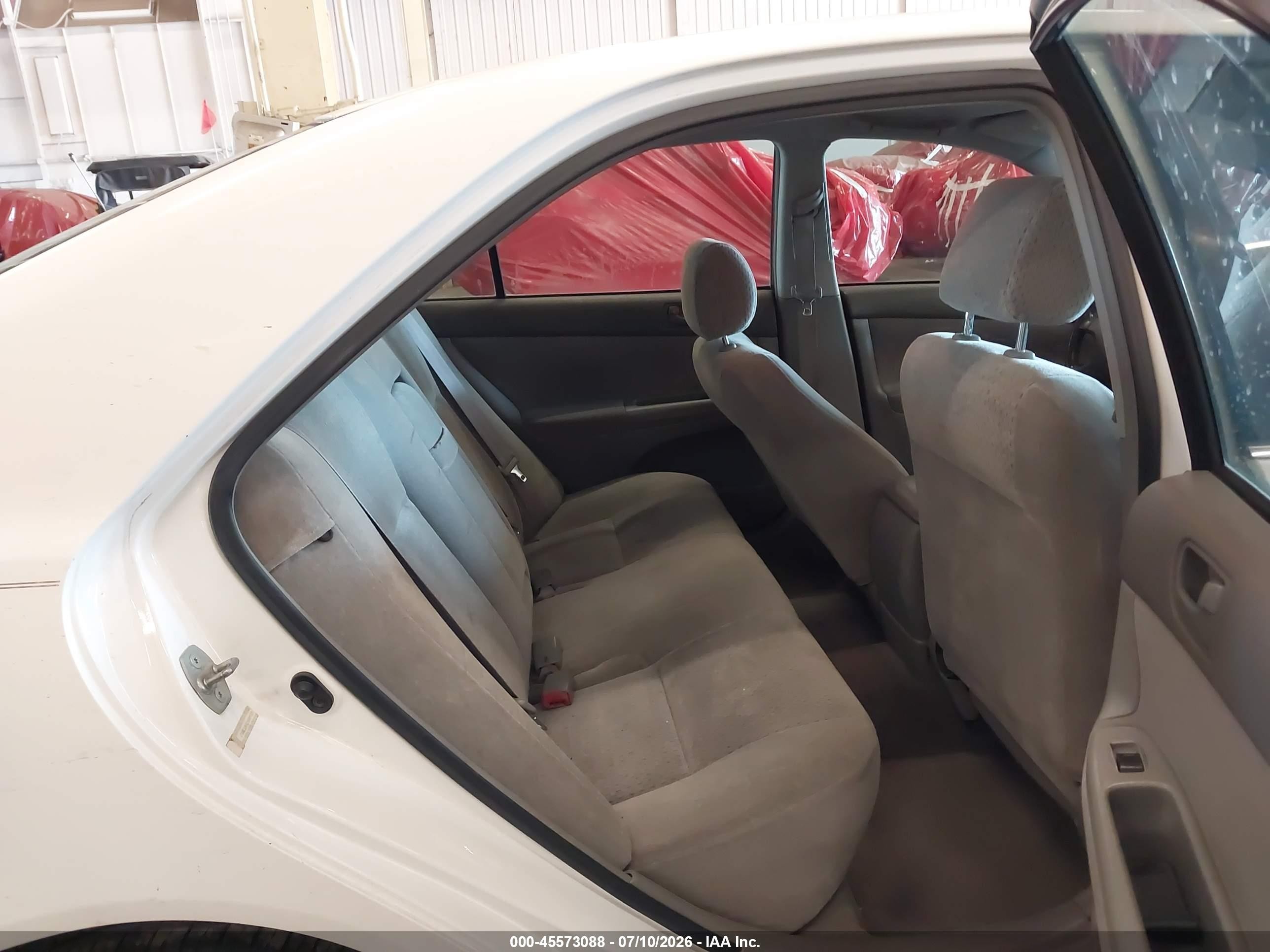 2002 Toyota Camry Le White vin: JTDBE32K920089533