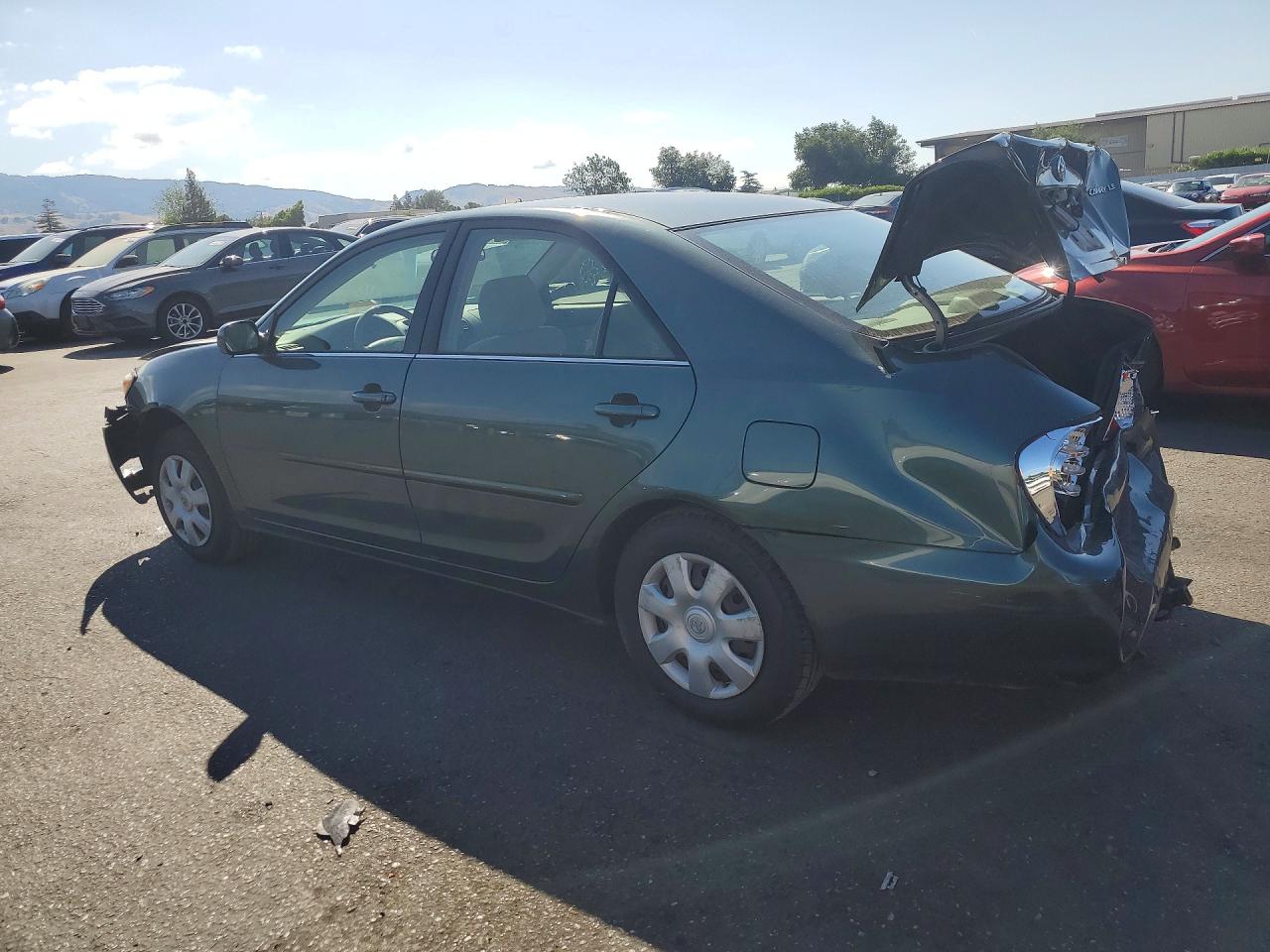 2002 Toyota Camry Le Green vin: JTDBE32KX20034704