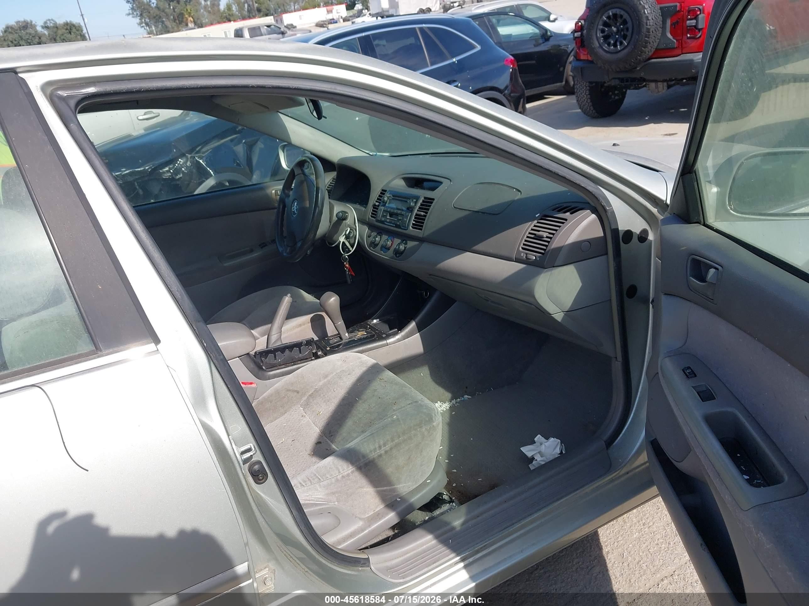 2002 Toyota Camry Le Silver vin: JTDBE32KX20046304