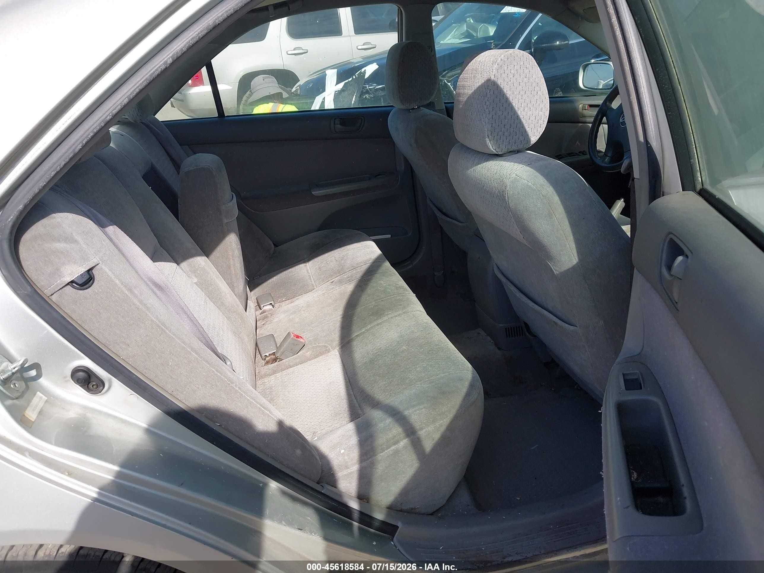 2002 Toyota Camry Le Silver vin: JTDBE32KX20046304