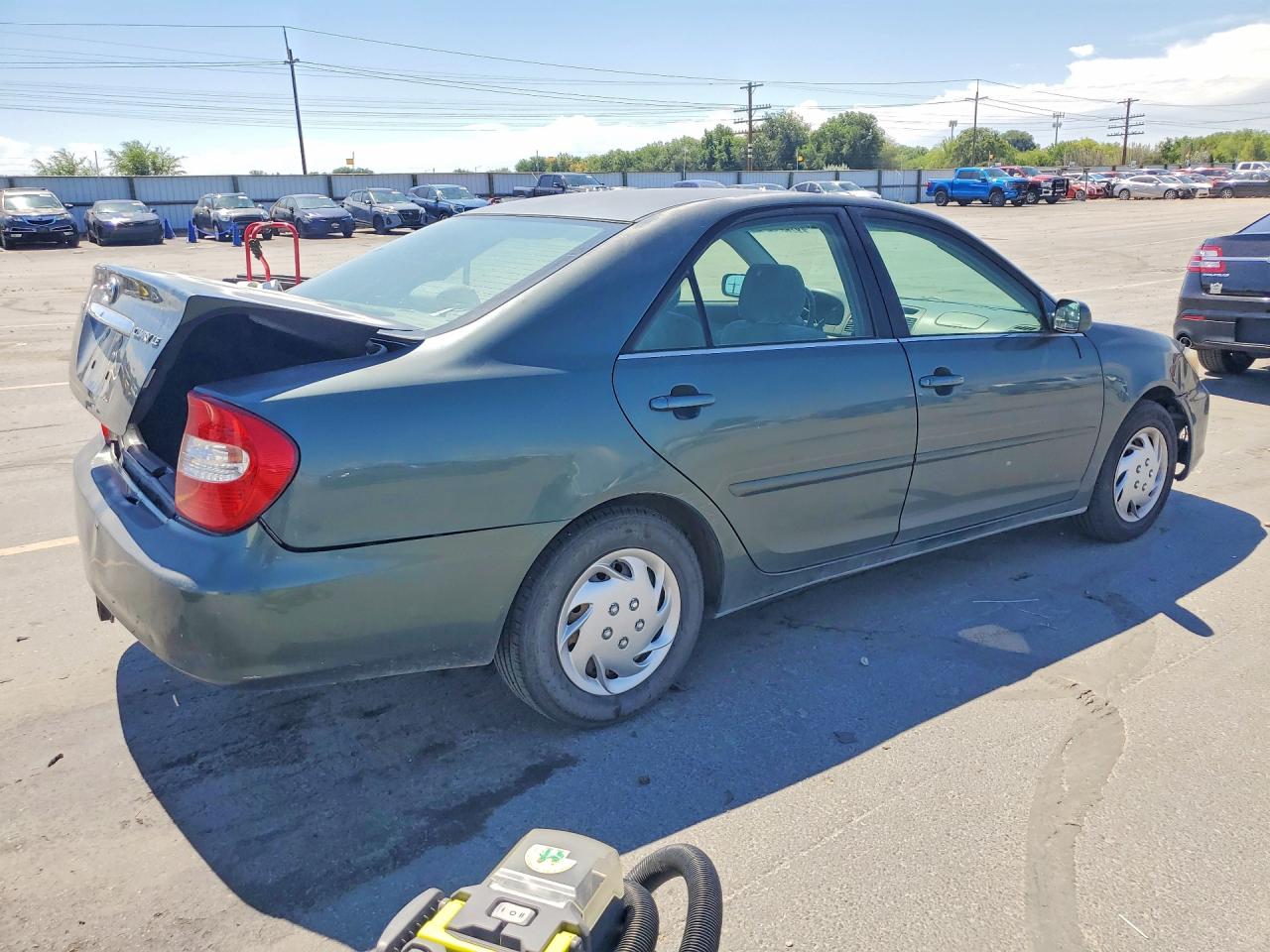 2002 Toyota Camry Le Green vin: JTDBE32KX20063345