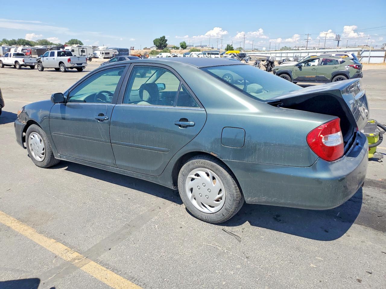 2002 Toyota Camry Le Green vin: JTDBE32KX20063345