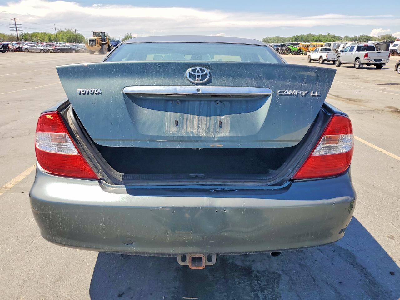 2002 Toyota Camry Le Green vin: JTDBE32KX20063345