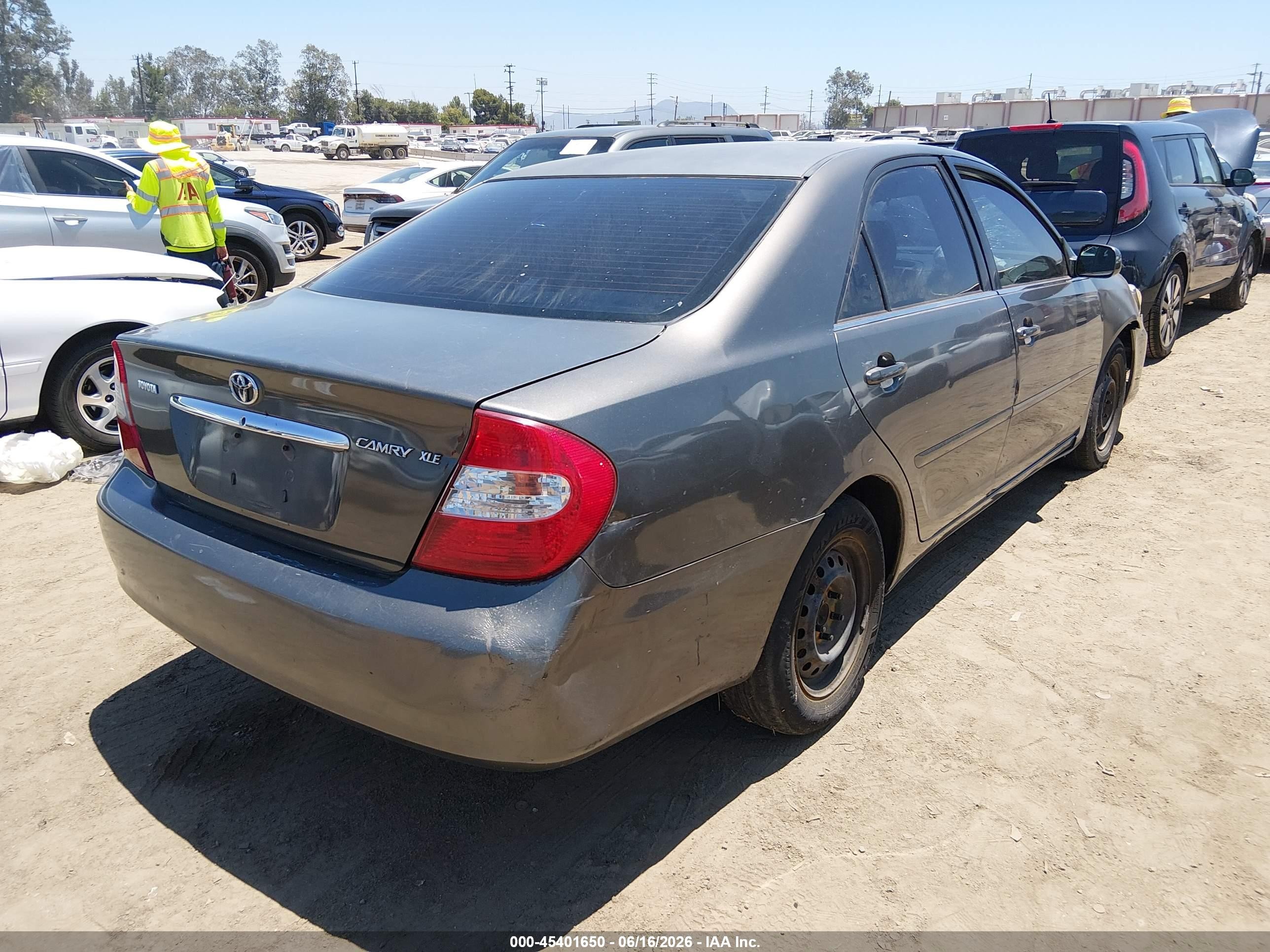 2002 Toyota Camry Le Gray vin: JTDBE32KX20099570