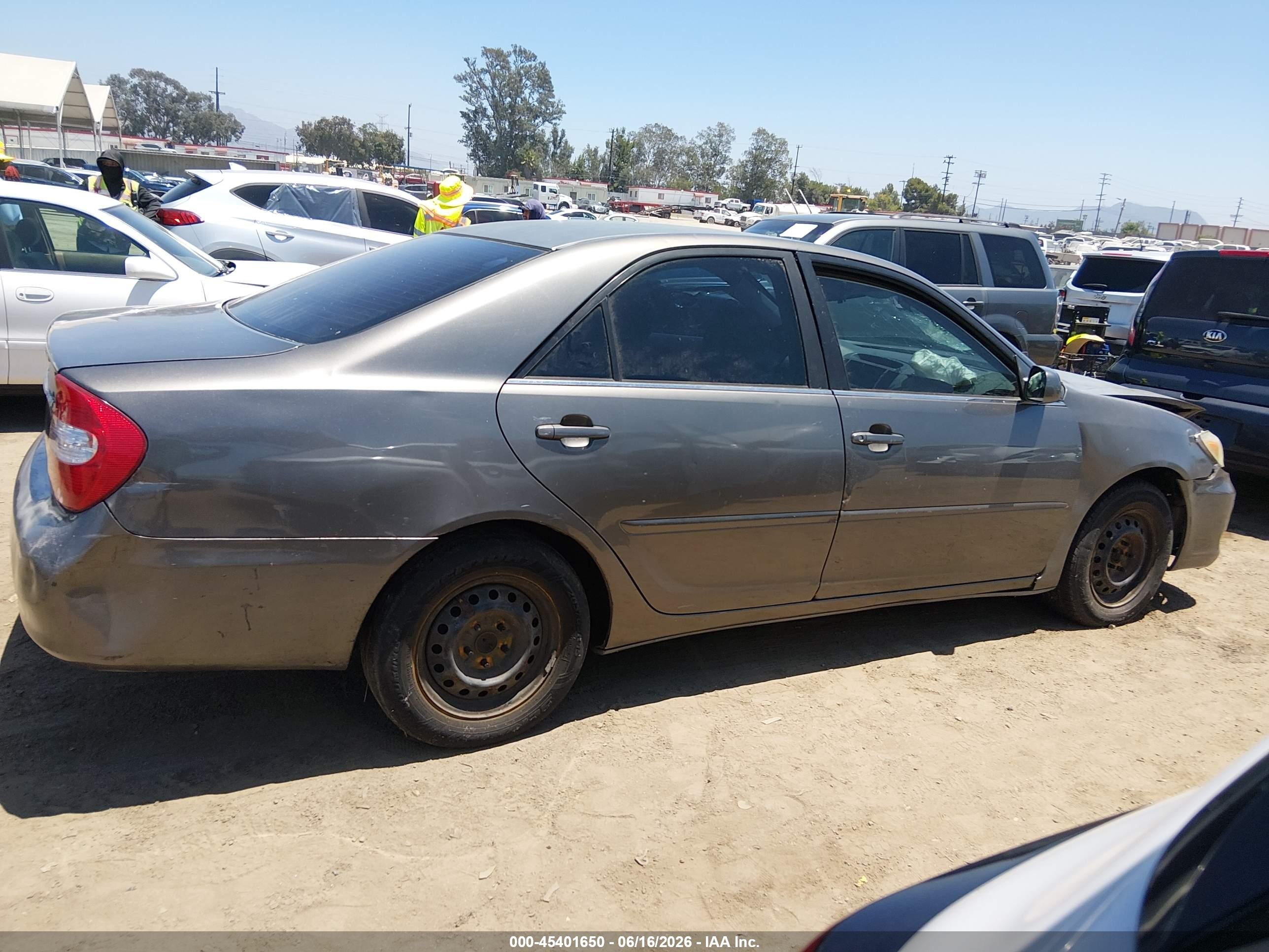 2002 Toyota Camry Le Gray vin: JTDBE32KX20099570