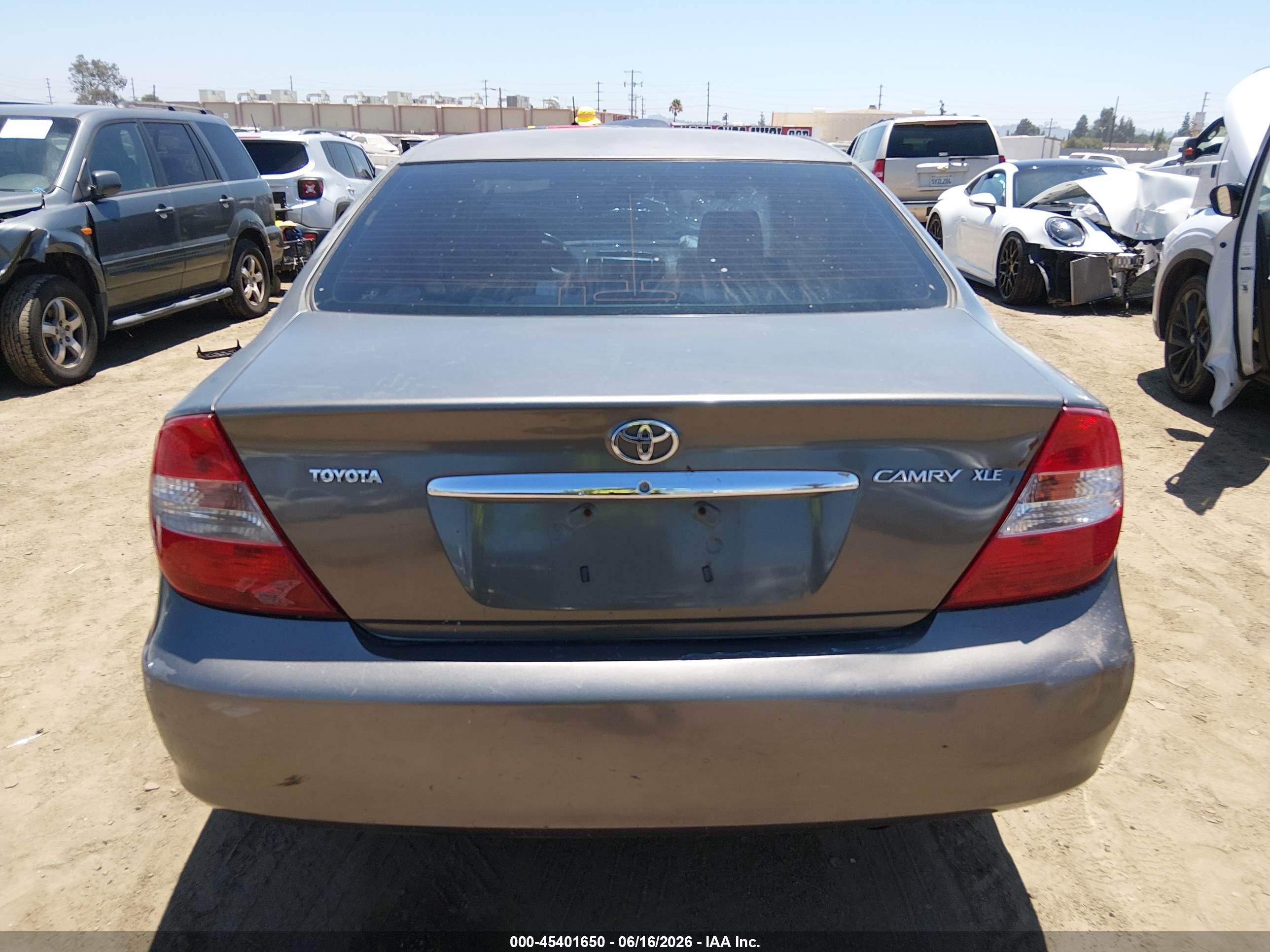 2002 Toyota Camry Le Gray vin: JTDBE32KX20099570