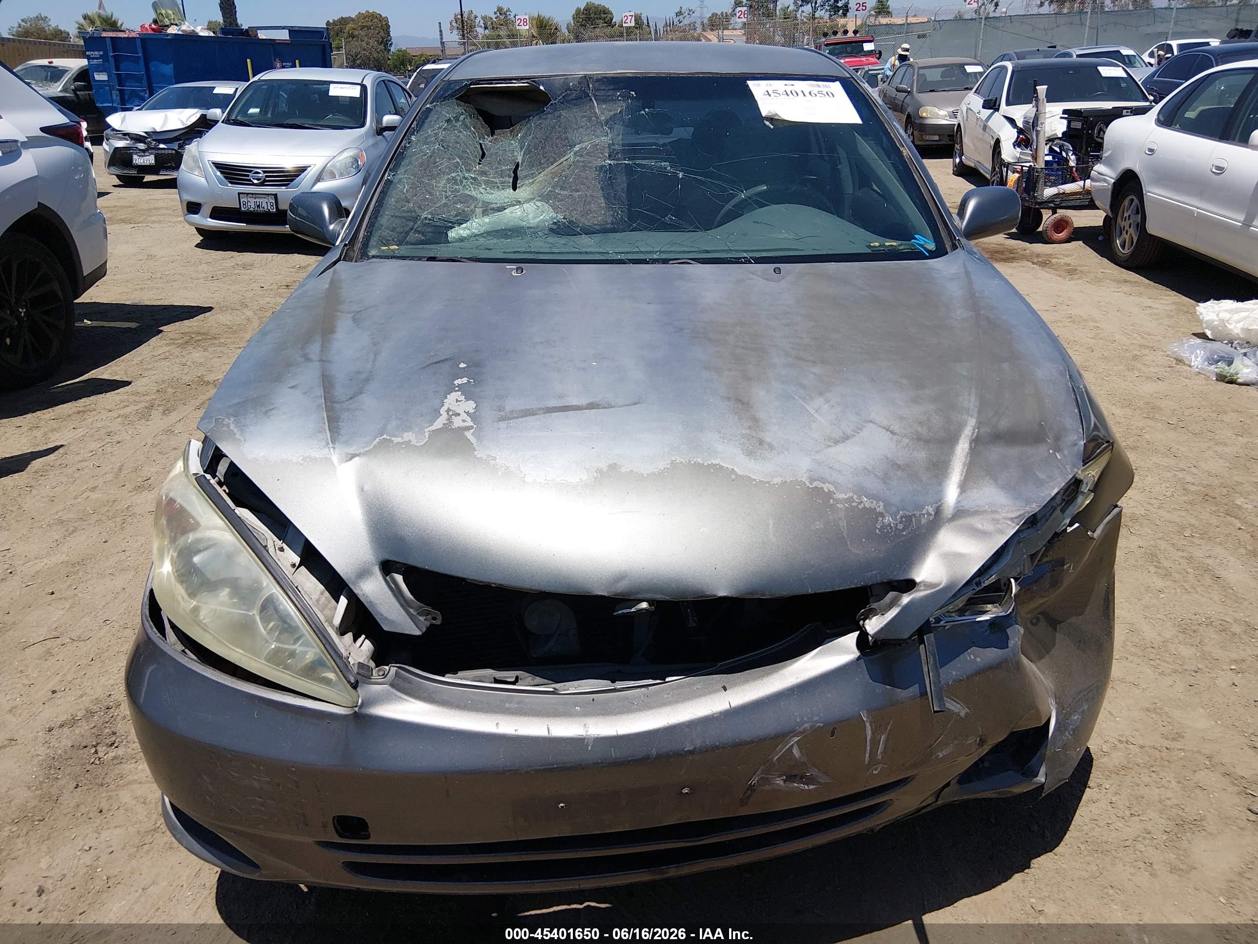 2002 Toyota Camry Le Gray vin: JTDBE32KX20099570