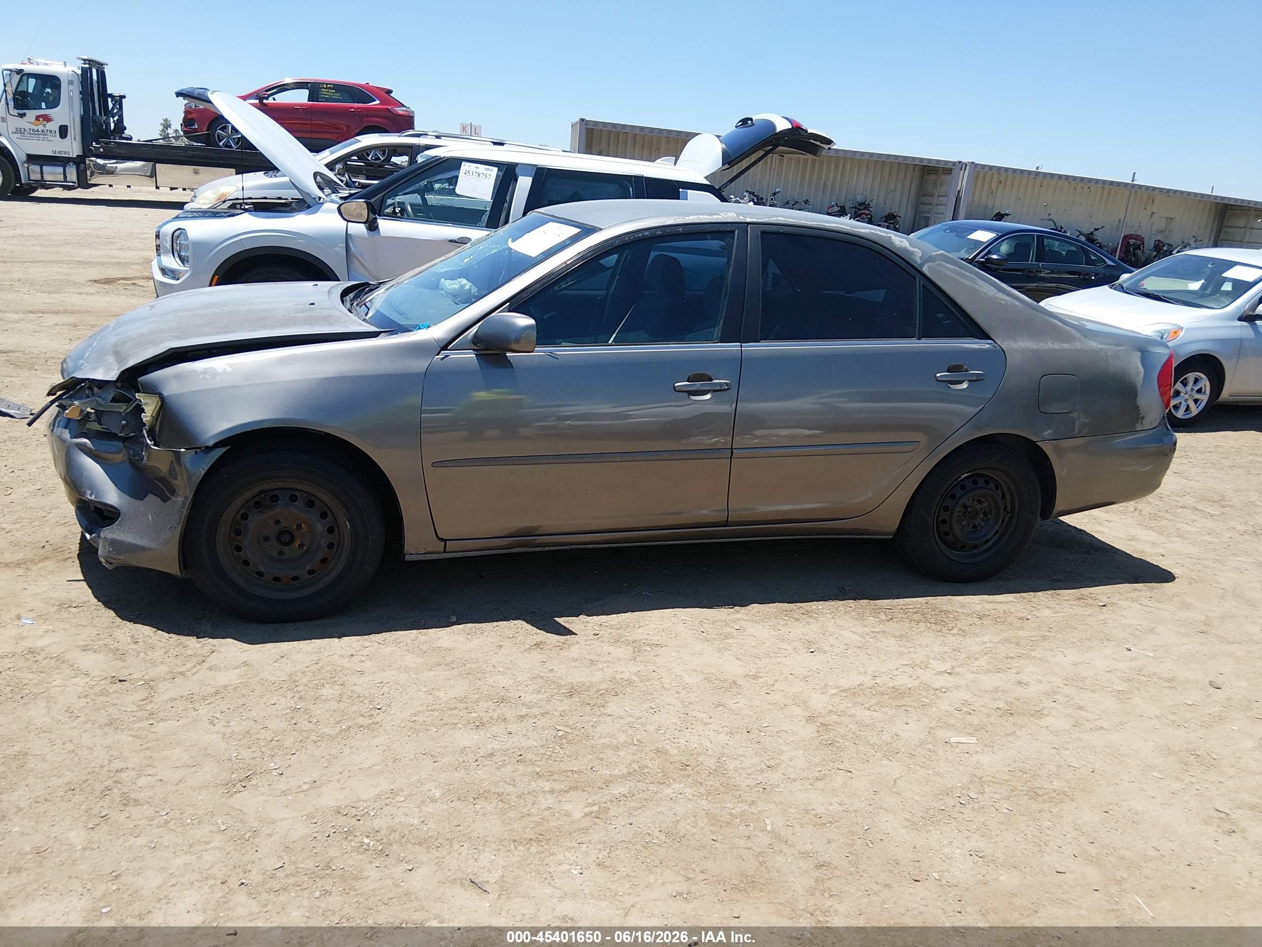 2002 Toyota Camry Le Gray vin: JTDBE32KX20099570