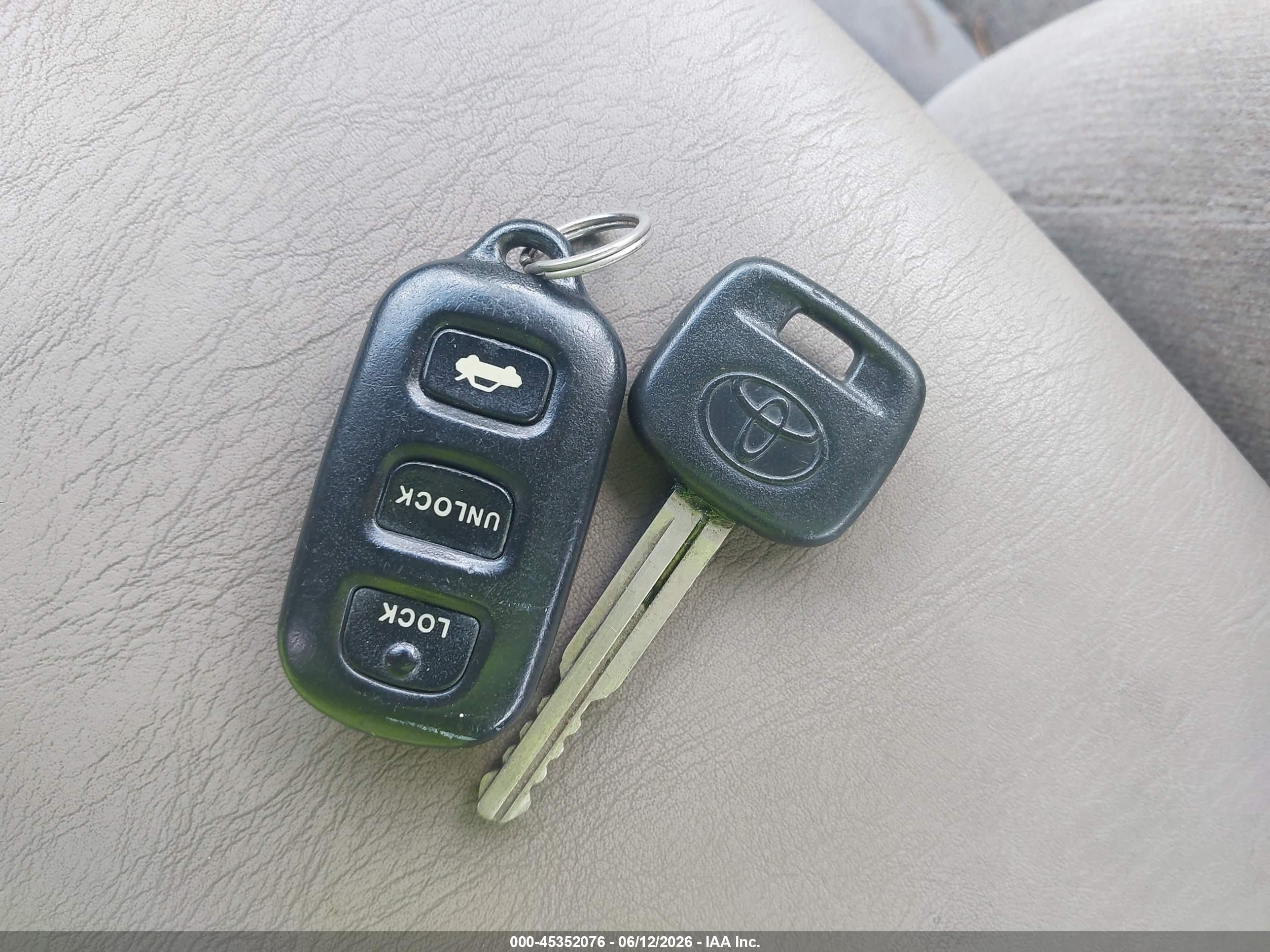 2003 Toyota Camry Le Blue vin: JTDBE32KX30227713