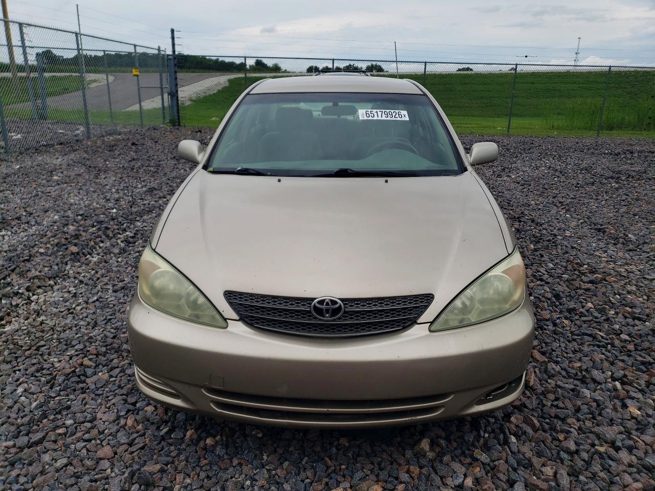 2004 Toyota Camry Le Gray vin: JTDBE32KX40261913
