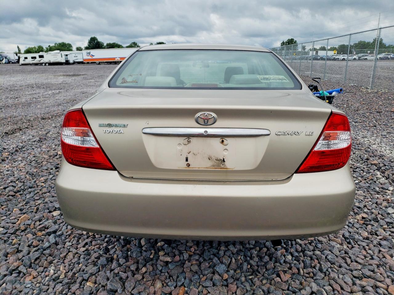 2004 Toyota Camry Le Gray vin: JTDBE32KX40261913