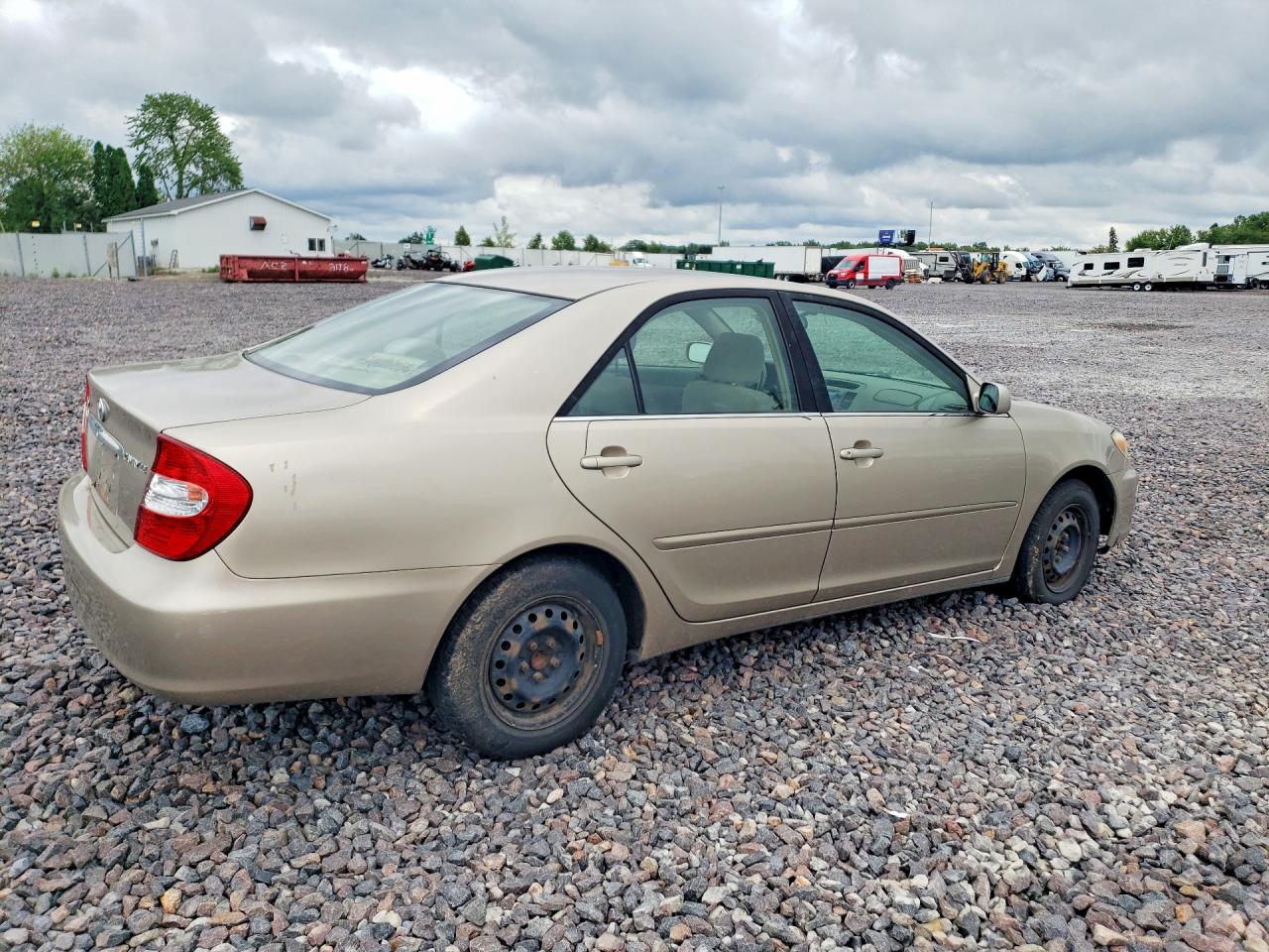 2004 Toyota Camry Le Gray vin: JTDBE32KX40261913