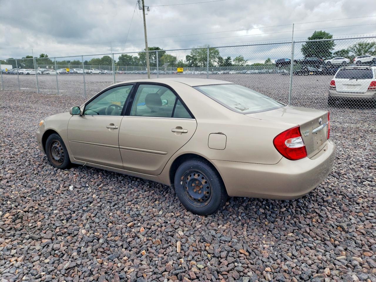 2004 Toyota Camry Le Gray vin: JTDBE32KX40261913