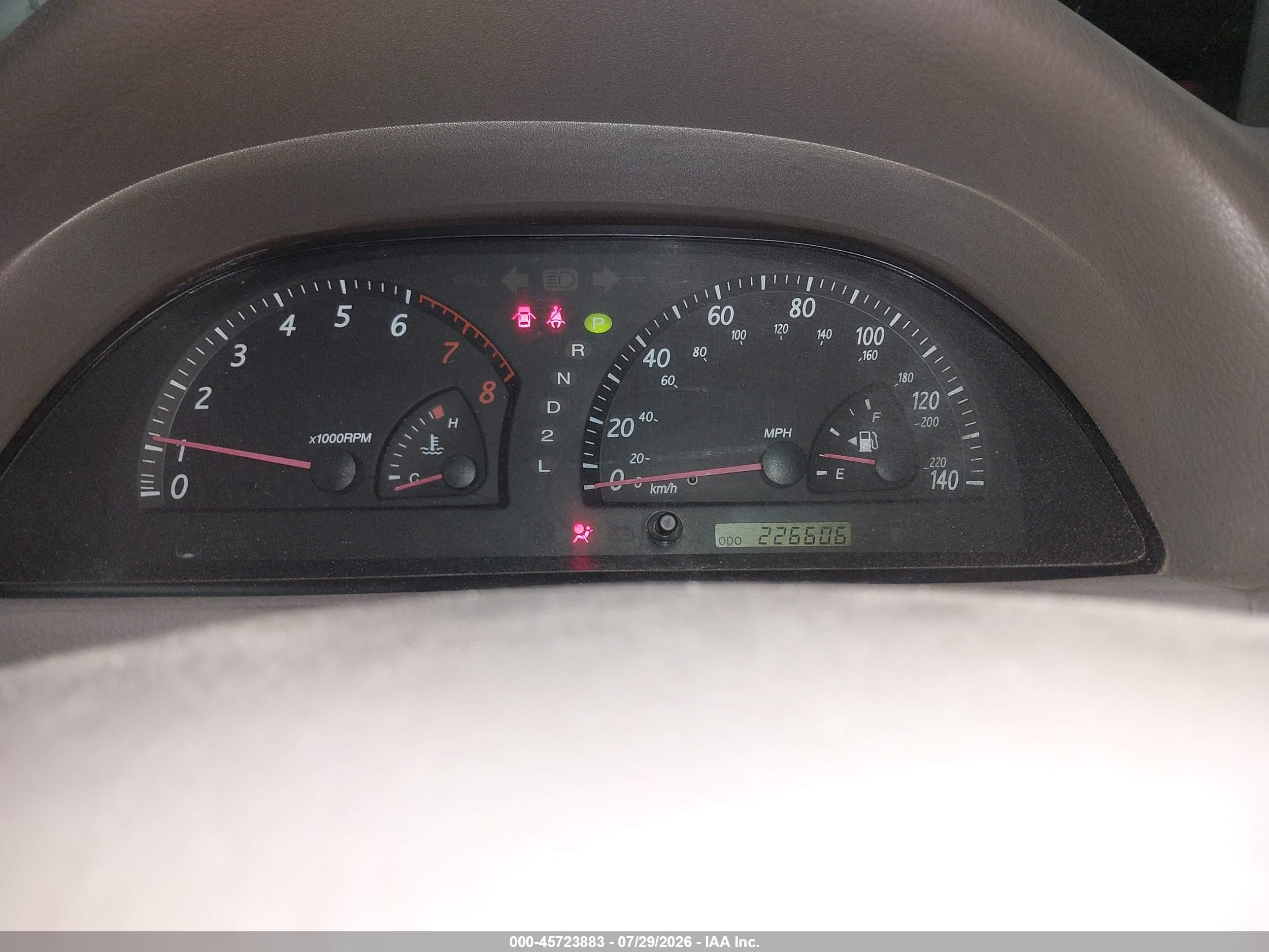 2004 Toyota Camry Le Gray vin: JTDBE32KX40300192