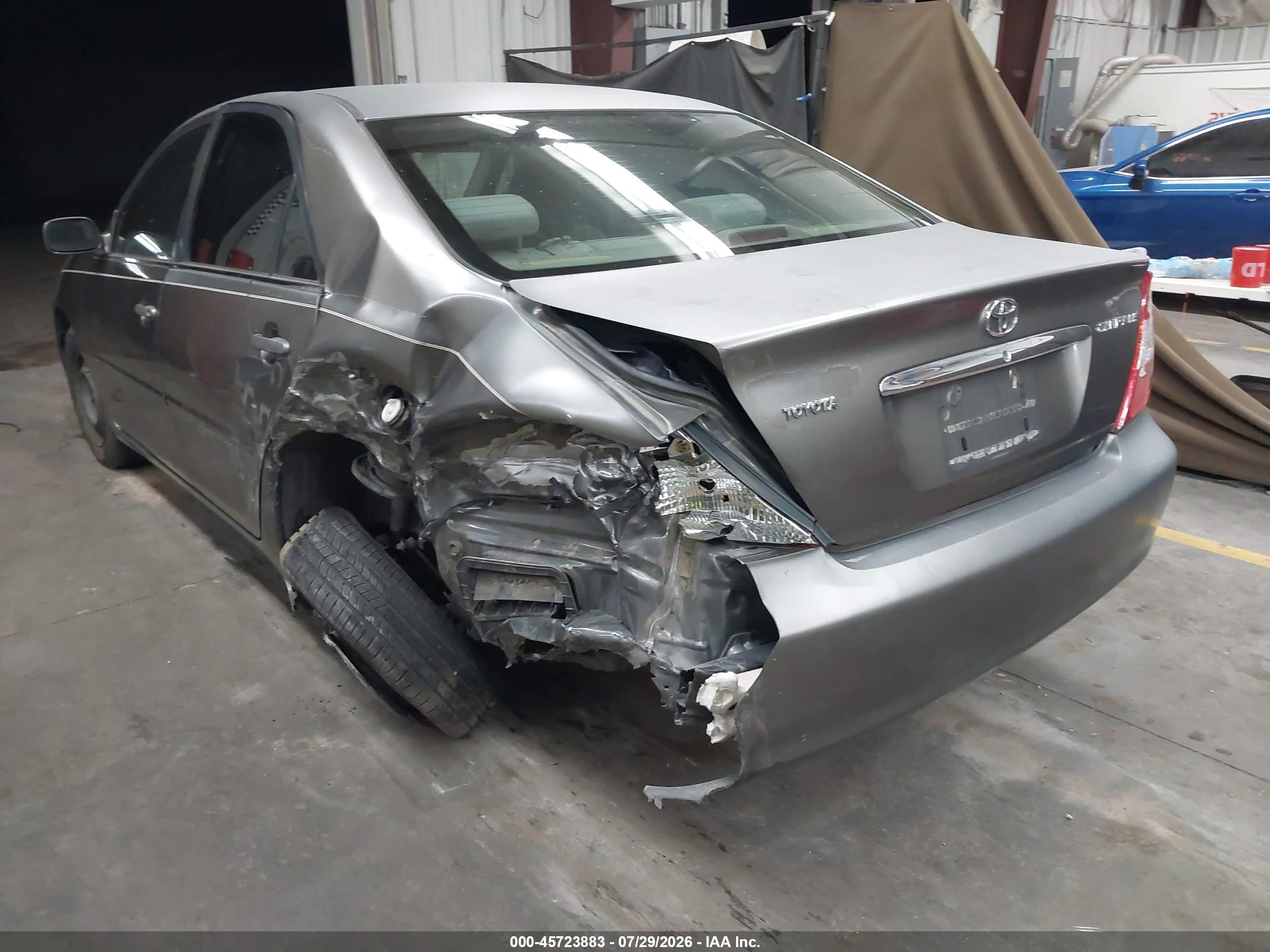 2004 Toyota Camry Le Gray vin: JTDBE32KX40300192