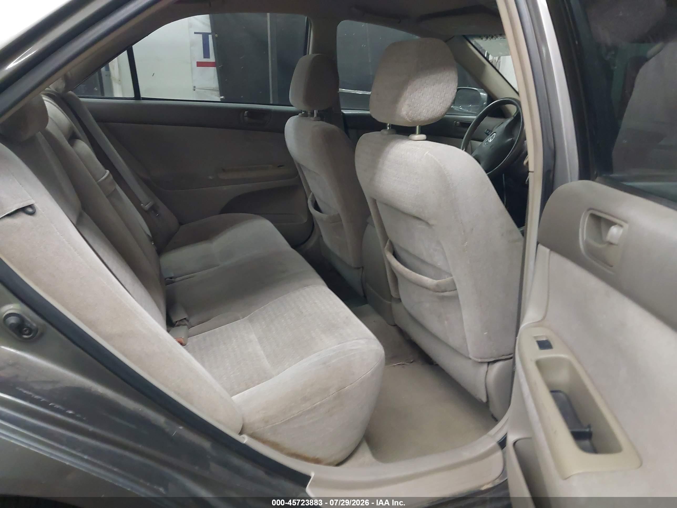 2004 Toyota Camry Le Gray vin: JTDBE32KX40300192