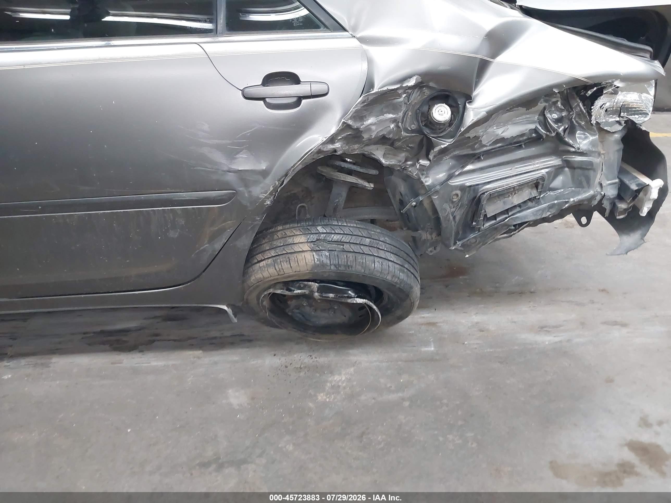 2004 Toyota Camry Le Gray vin: JTDBE32KX40300192