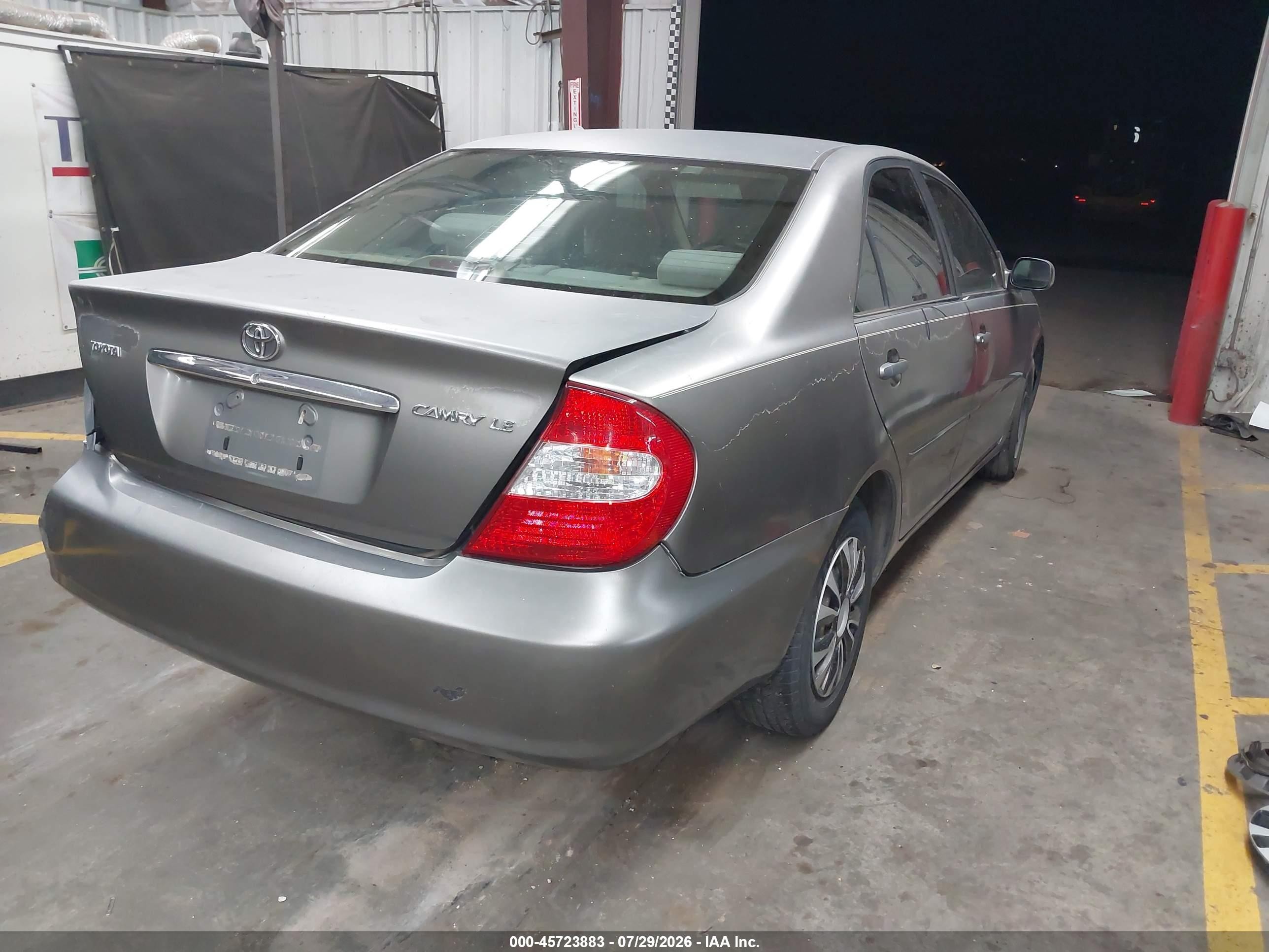 2004 Toyota Camry Le Gray vin: JTDBE32KX40300192