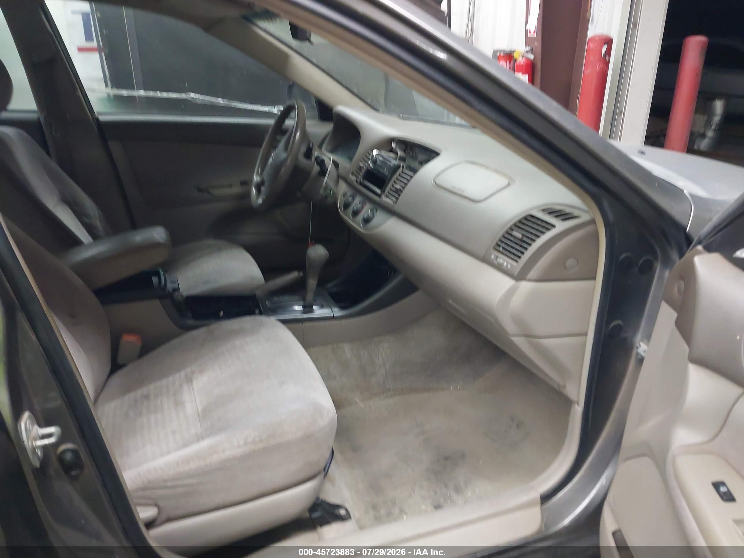 2004 Toyota Camry Le Gray vin: JTDBE32KX40300192