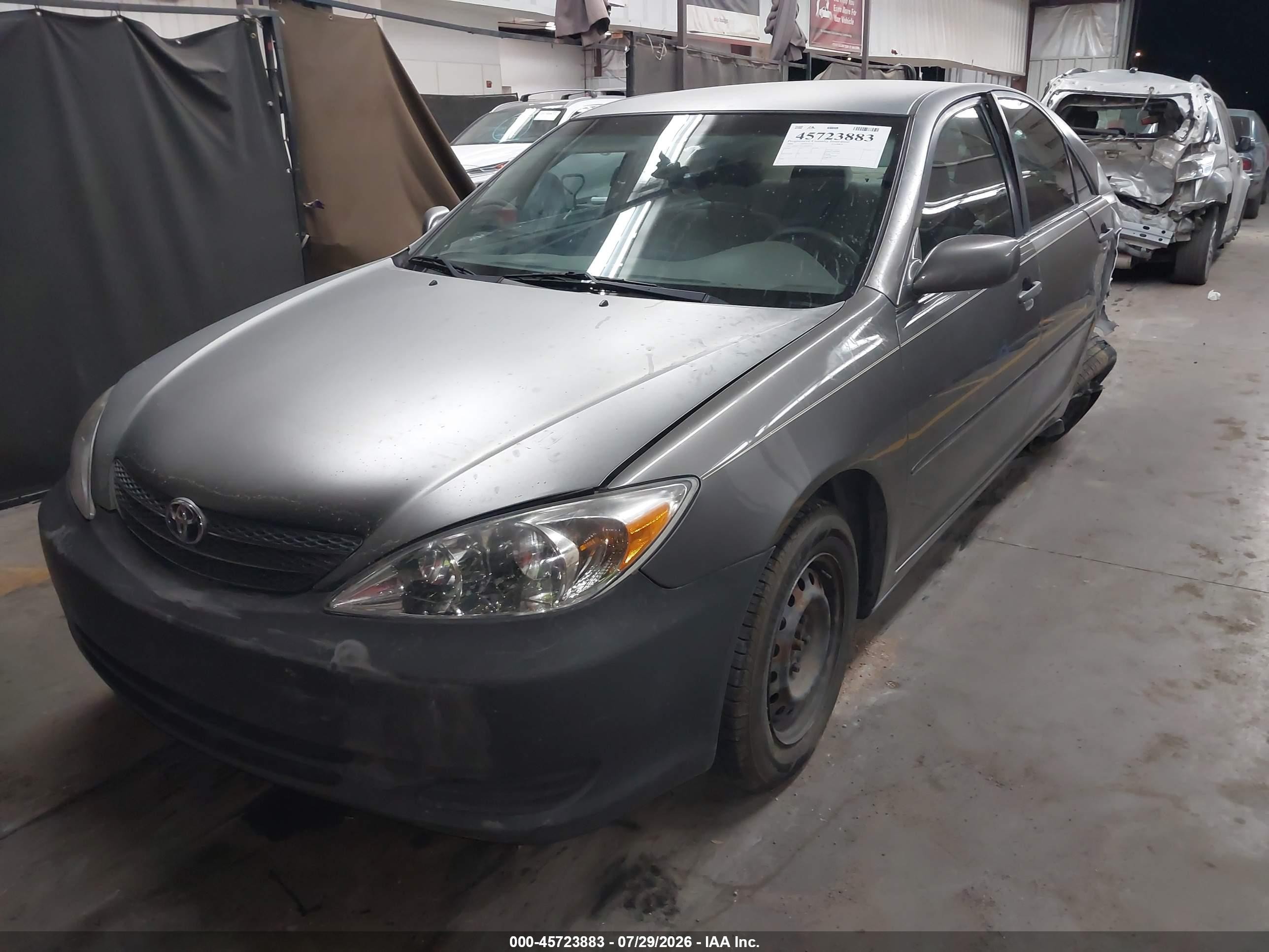 2004 Toyota Camry Le Gray vin: JTDBE32KX40300192
