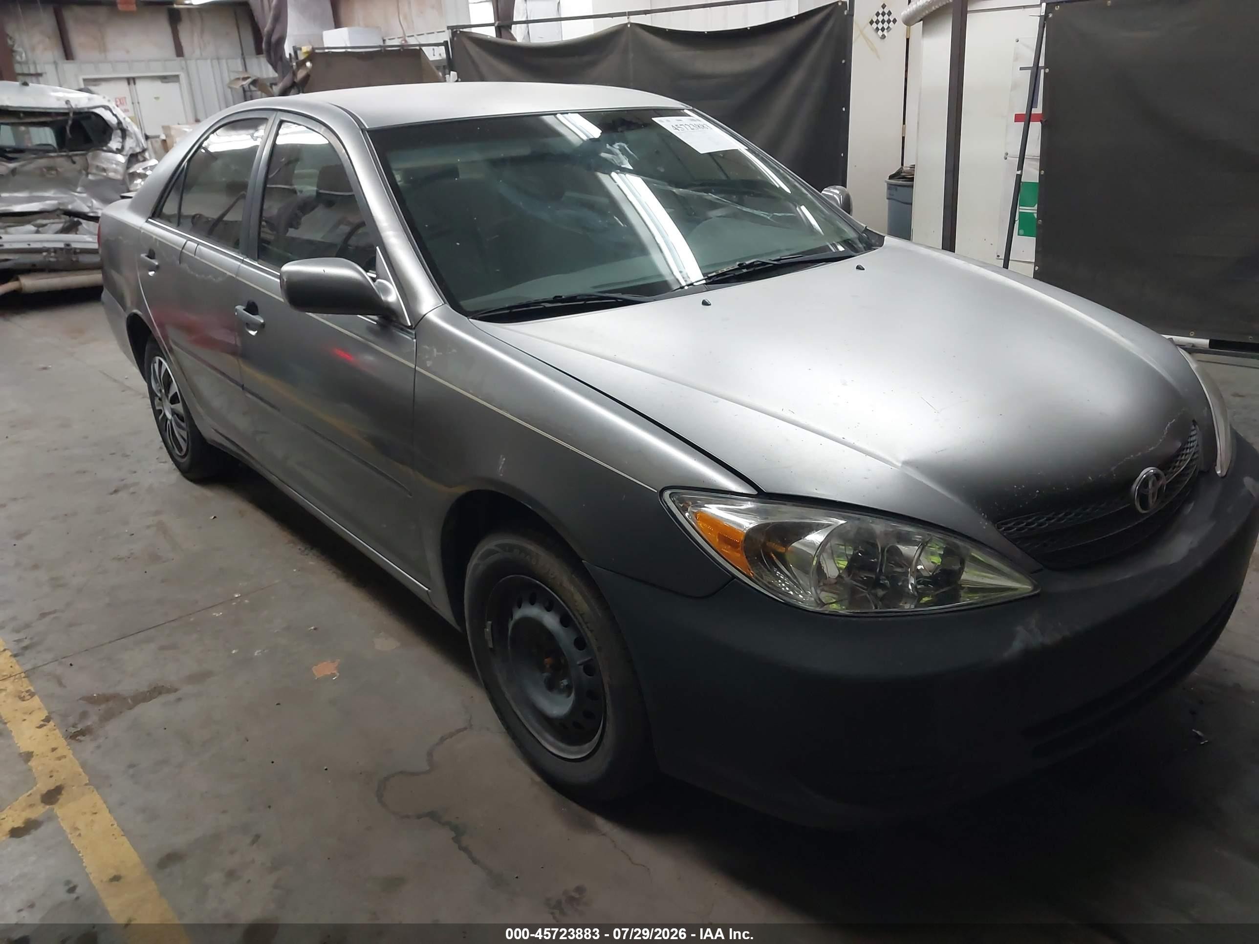2004 Toyota Camry Le Gray vin: JTDBE32KX40300192
