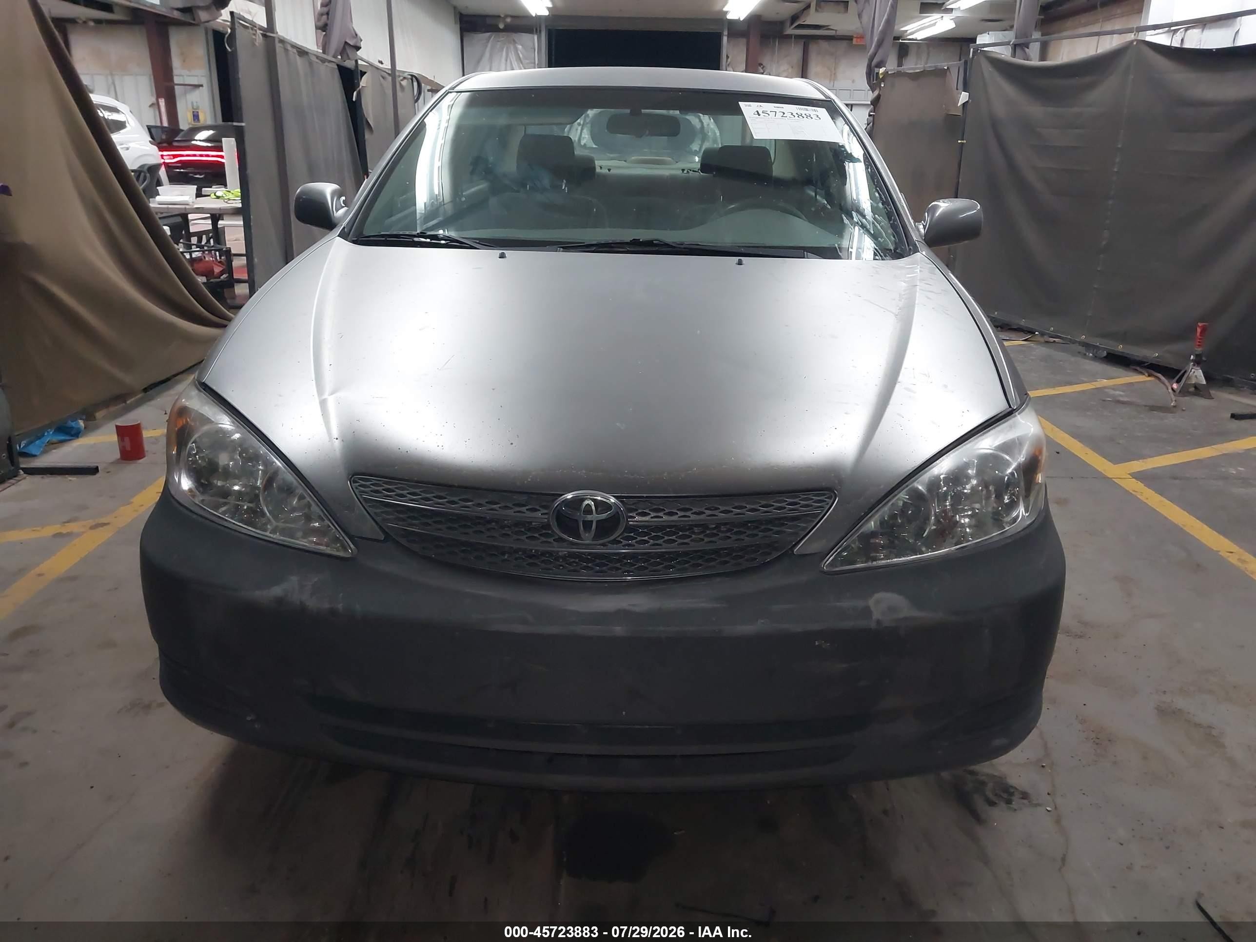 2004 Toyota Camry Le Gray vin: JTDBE32KX40300192
