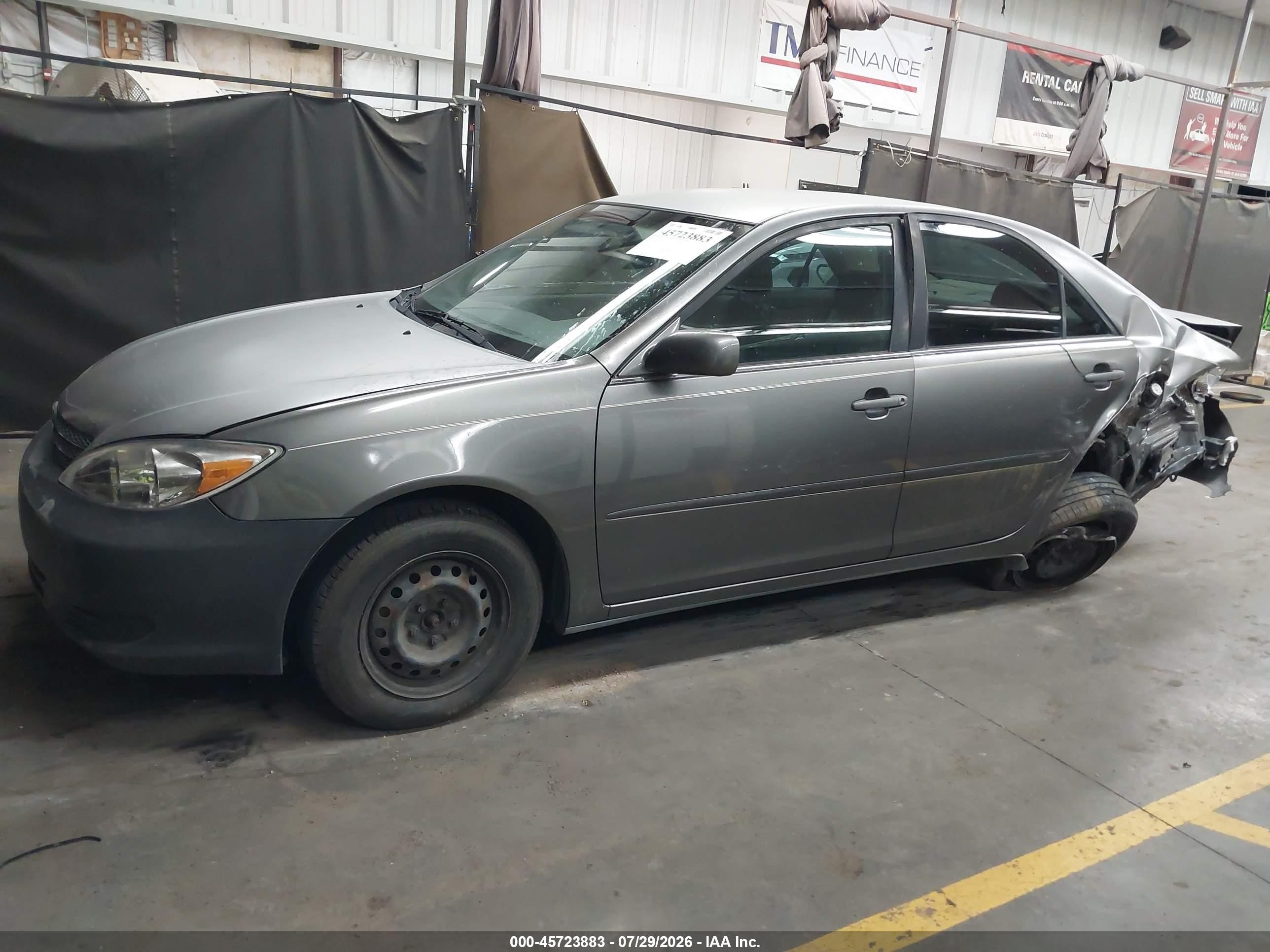 2004 Toyota Camry Le Gray vin: JTDBE32KX40300192