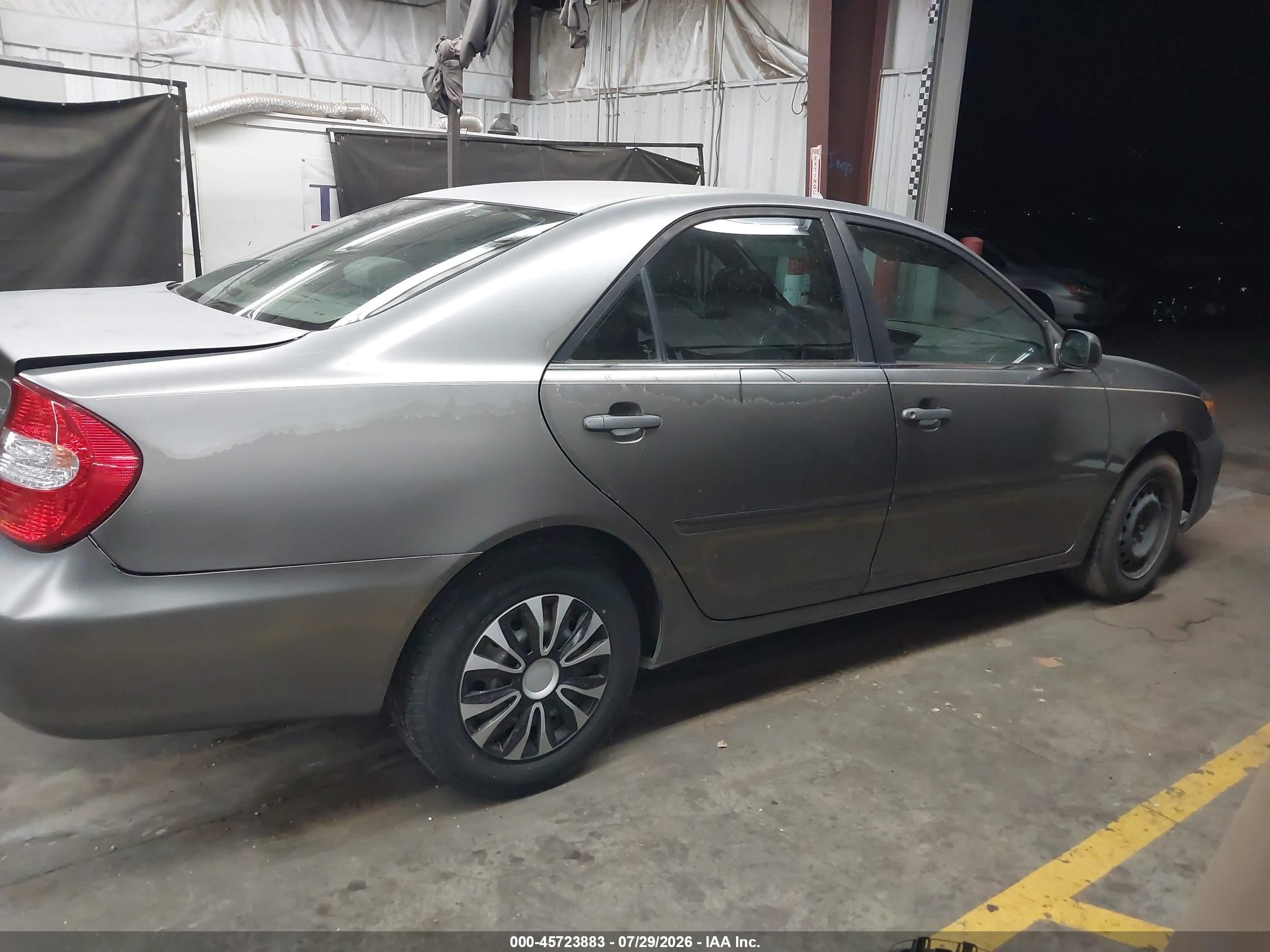 2004 Toyota Camry Le Gray vin: JTDBE32KX40300192