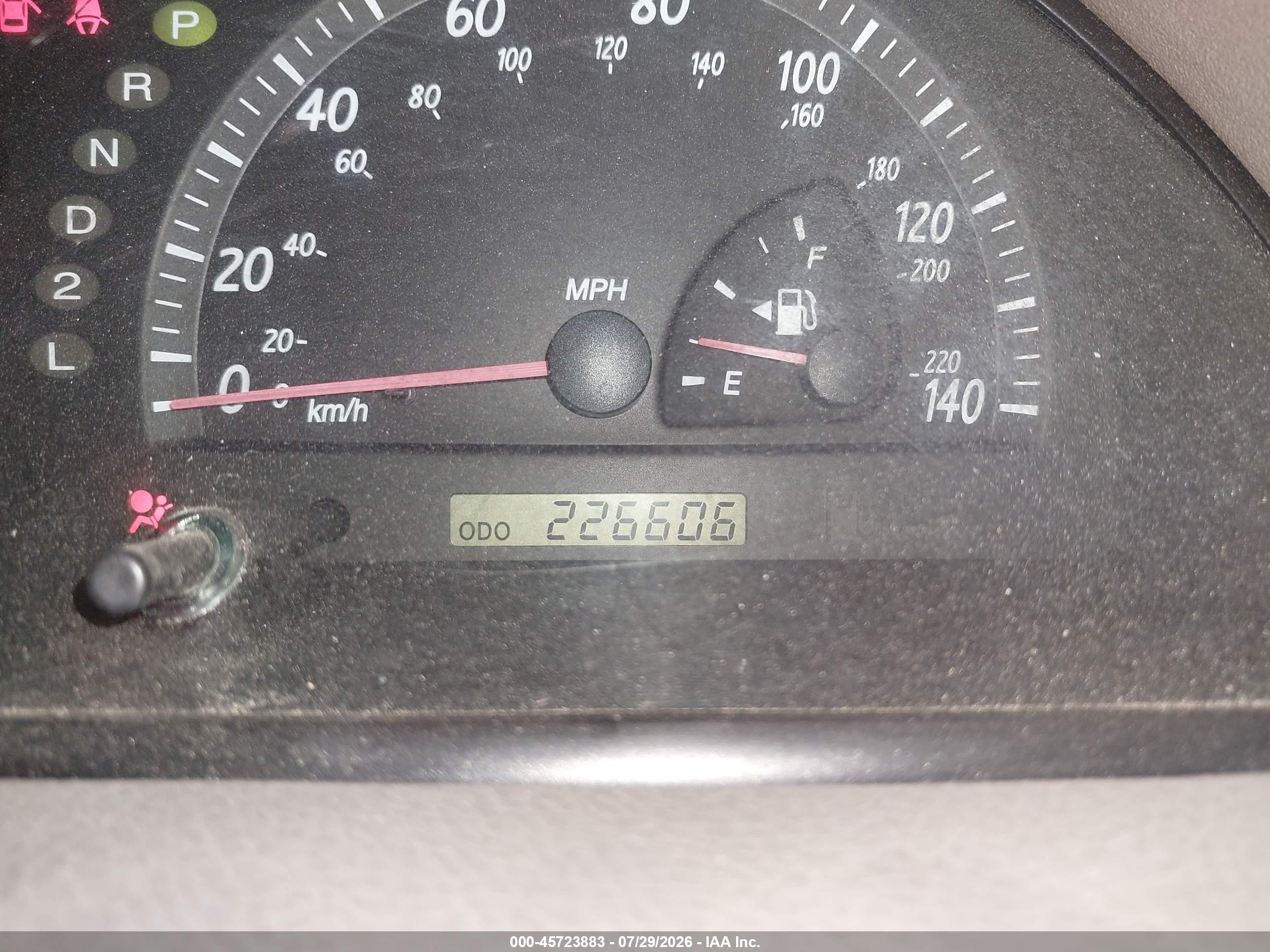 2004 Toyota Camry Le Gray vin: JTDBE32KX40300192